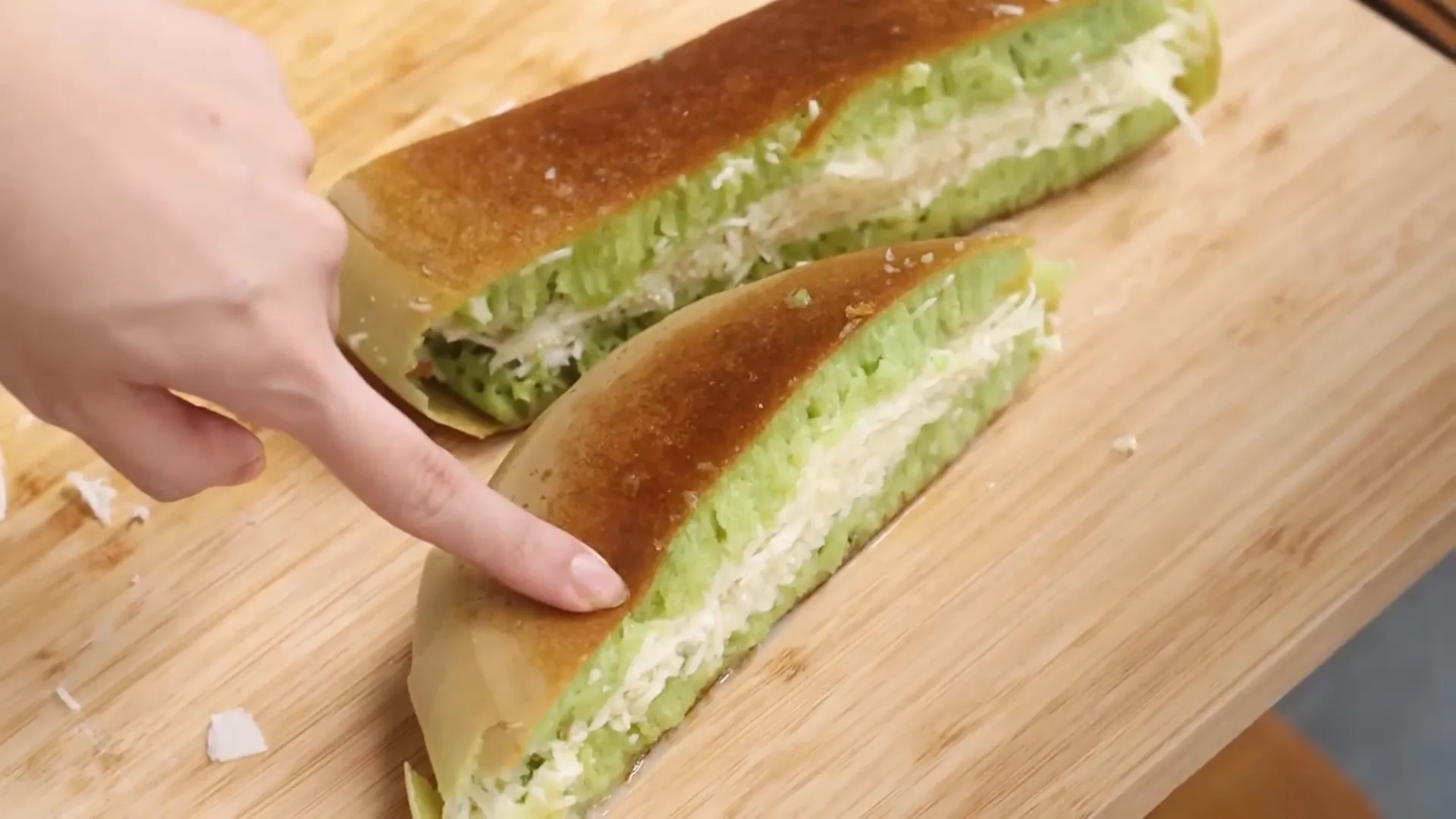 Martabak manis teflon siap disajikan dengan topping lengkap