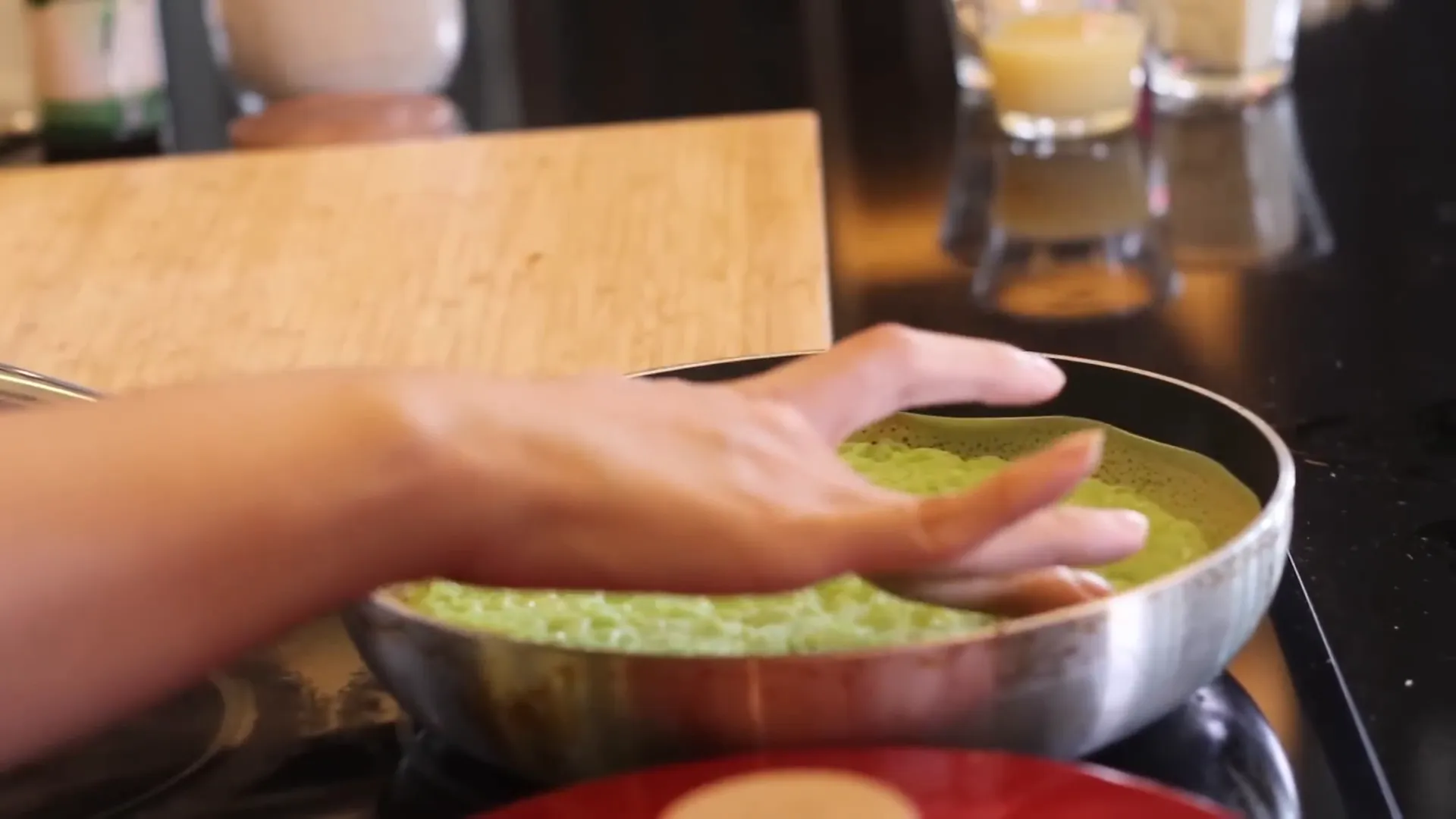 Memasak martabak manis di teflon dengan gelembung-gelembung