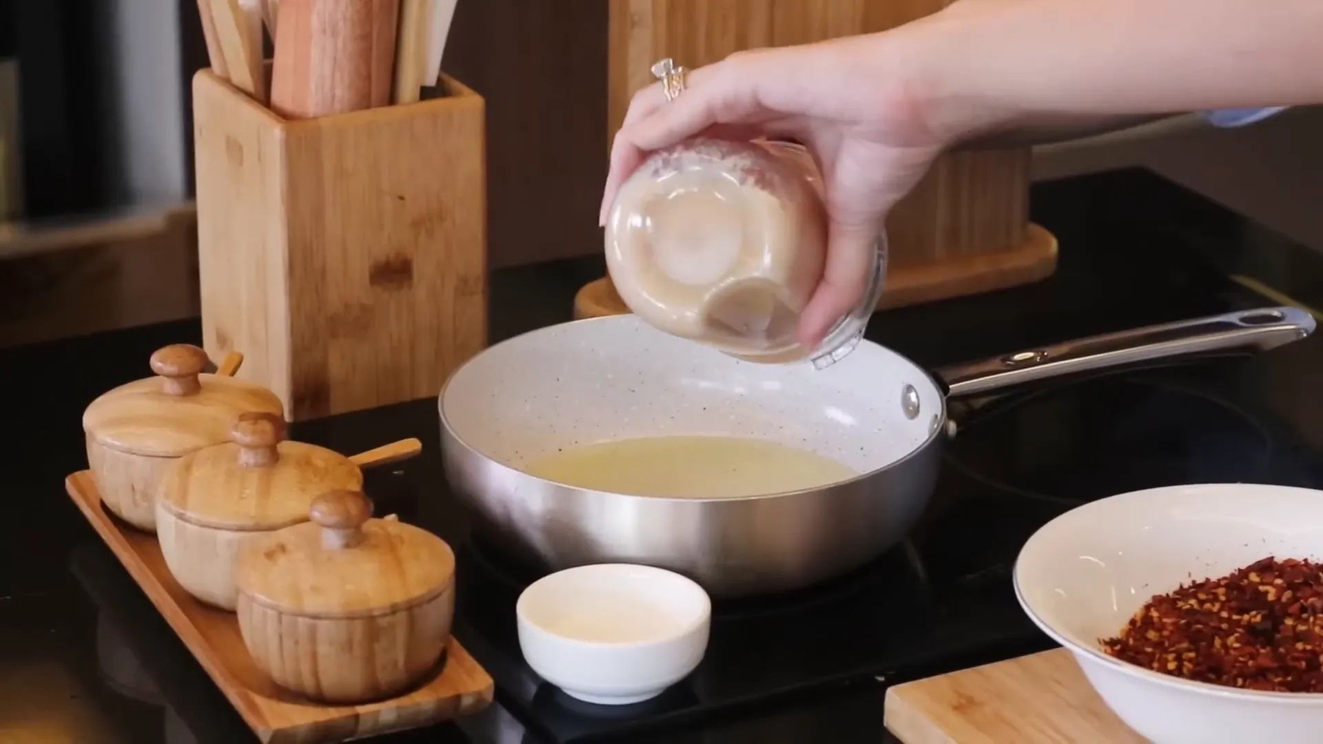 Memasak bumbu halus dengan minyak dan ebi