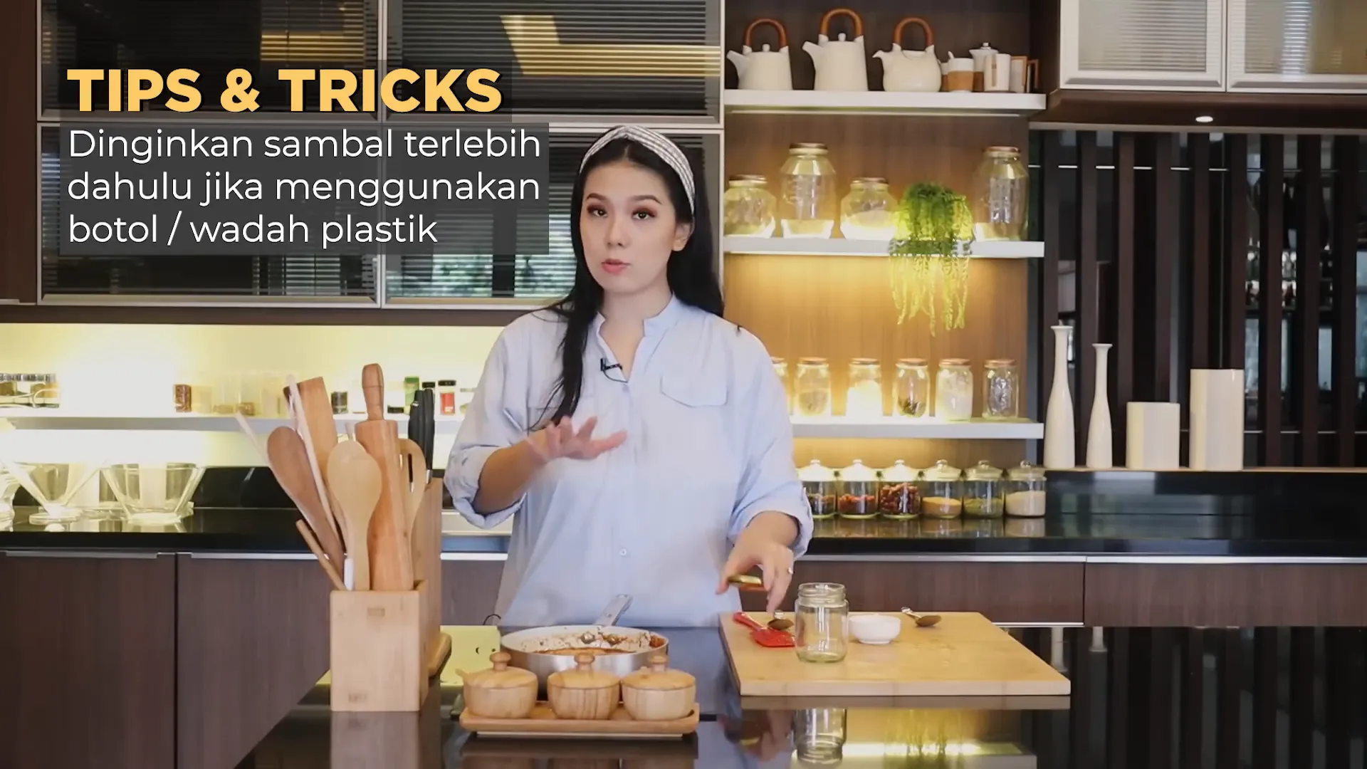 Menyimpan chili oil dalam toples kaca steril