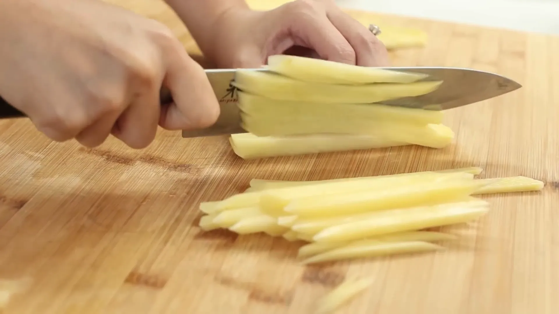Kentang sudah dikupas dan dipotong-shoestring fries
