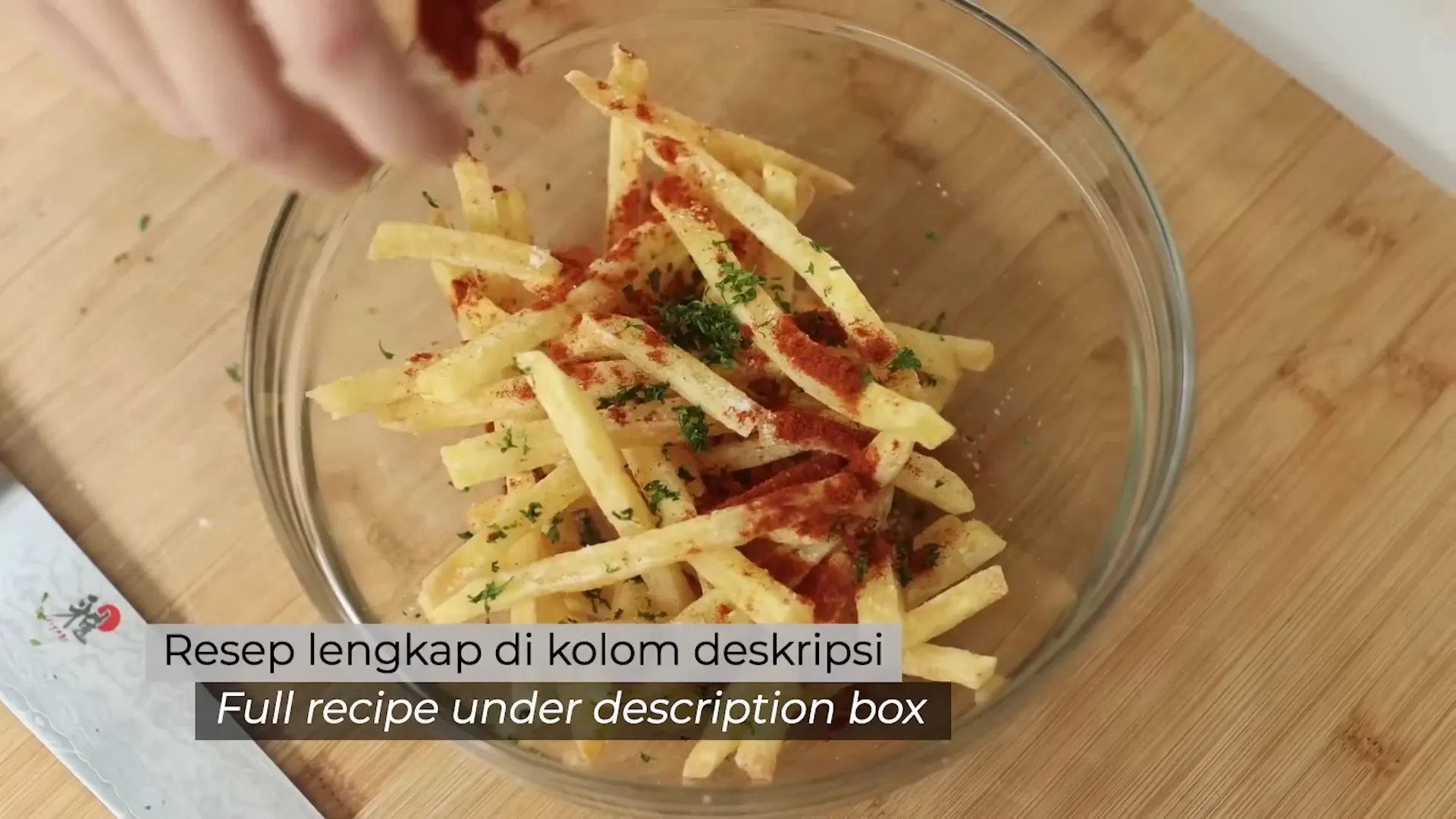 Kentang goreng dicampur dengan parmesan, truffle oil, dan bumbu lainnya
