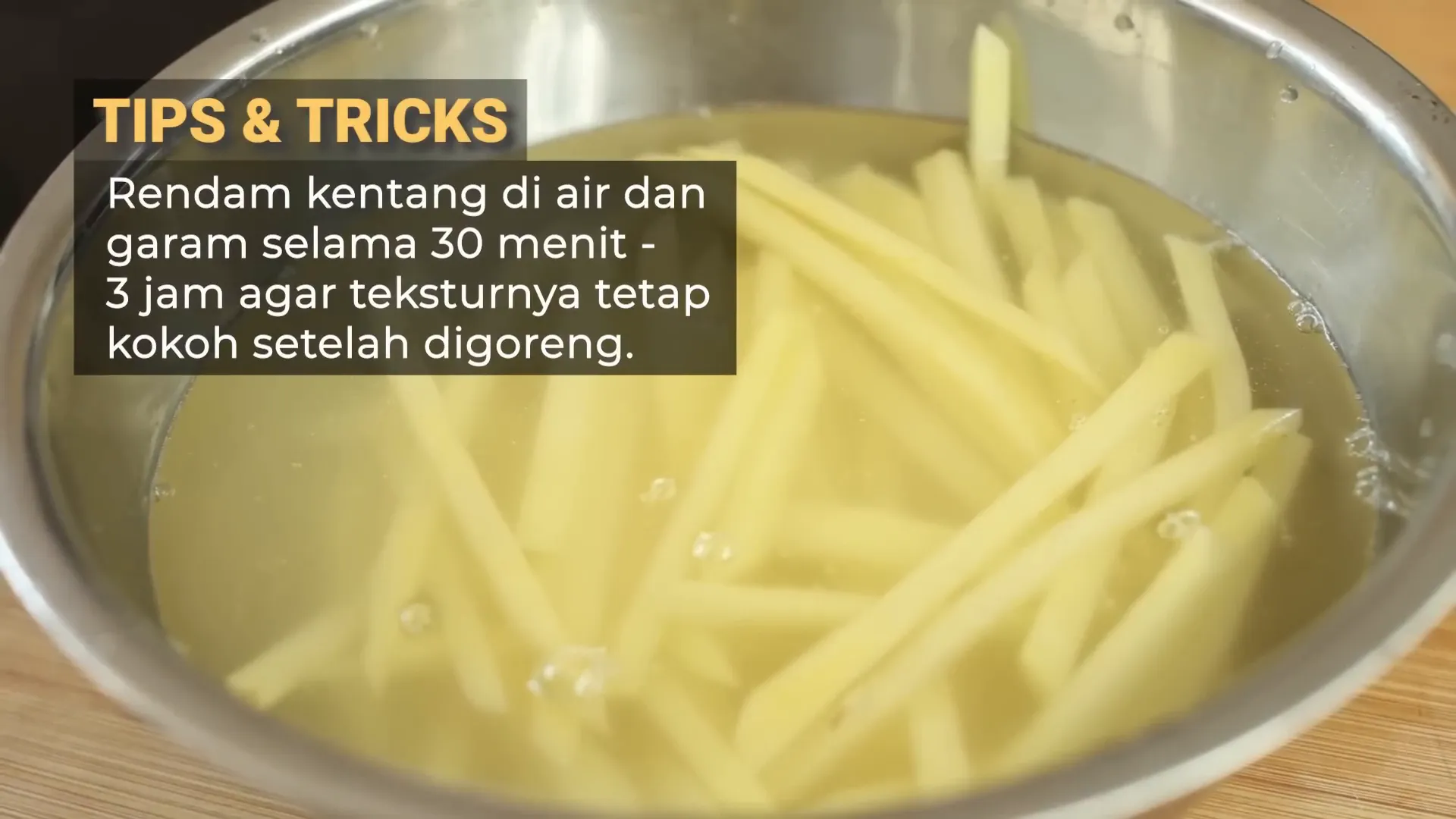 Kentang direndam dalam air dengan garam untuk menghilangkan pati