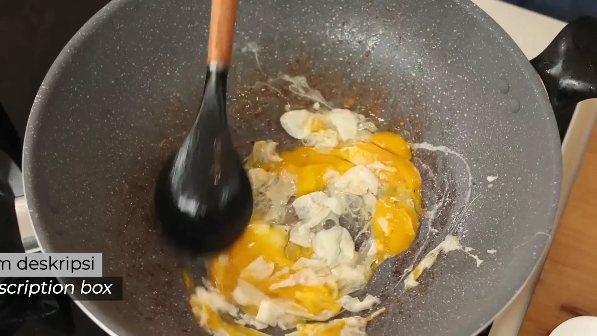 Memasak bakmie dengan bumbu dan bahan tambahan