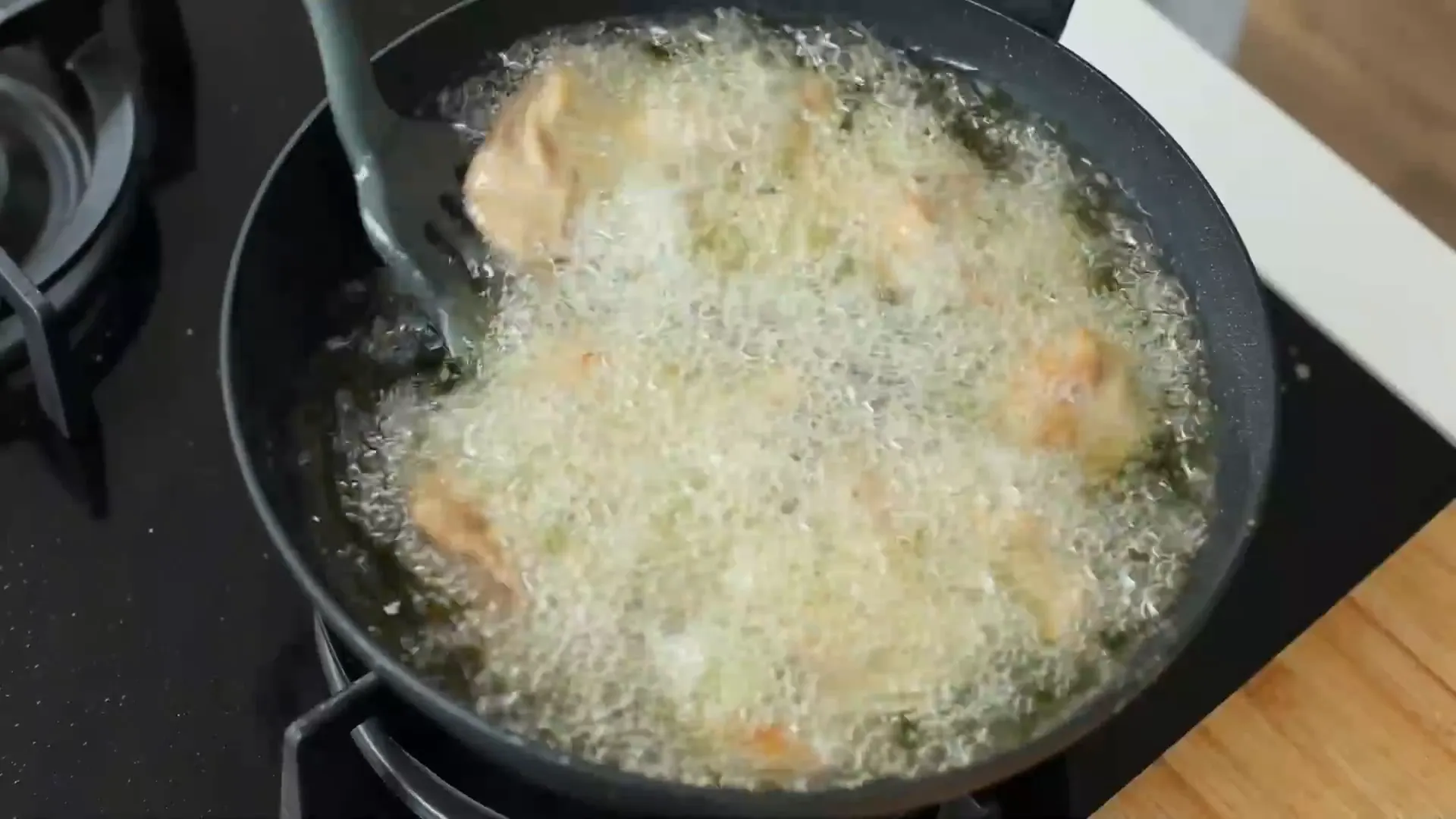 Menggoreng ayam hingga renyah dan kecokelatan