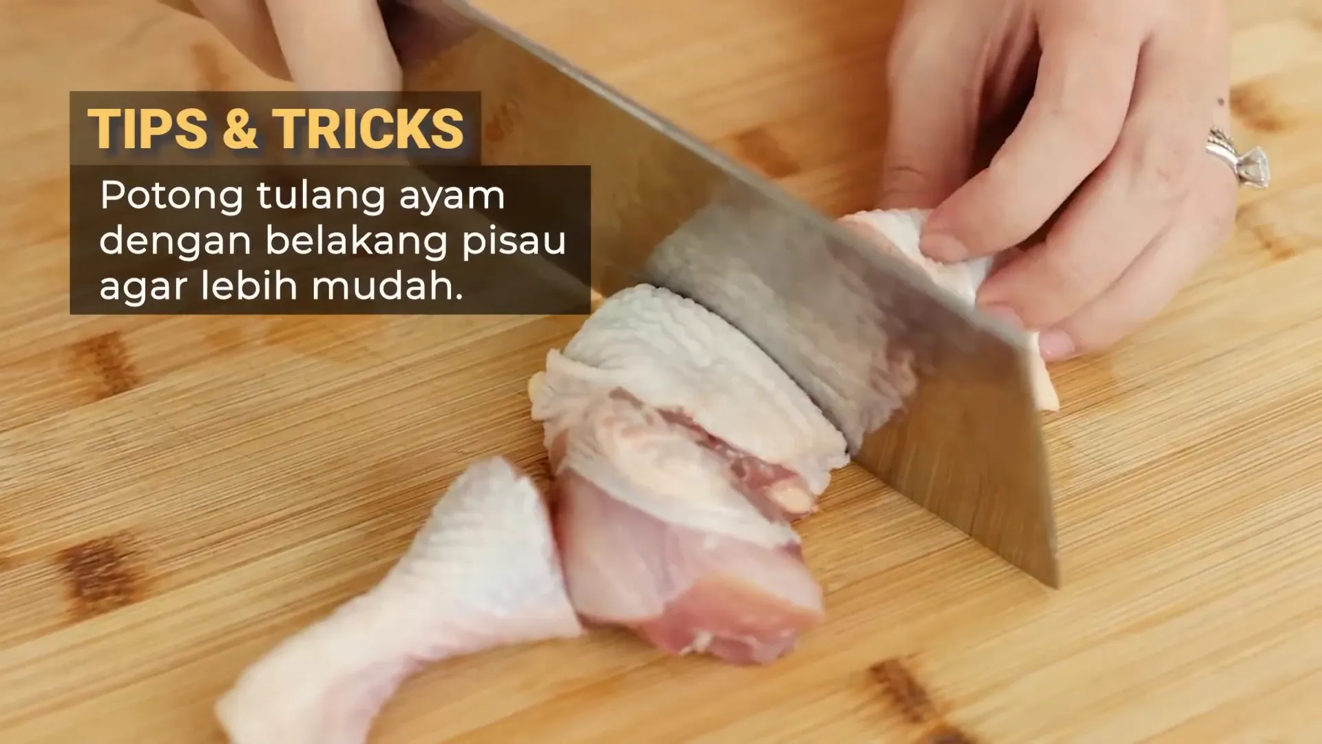 Memotong ayam menjadi bagian kecil