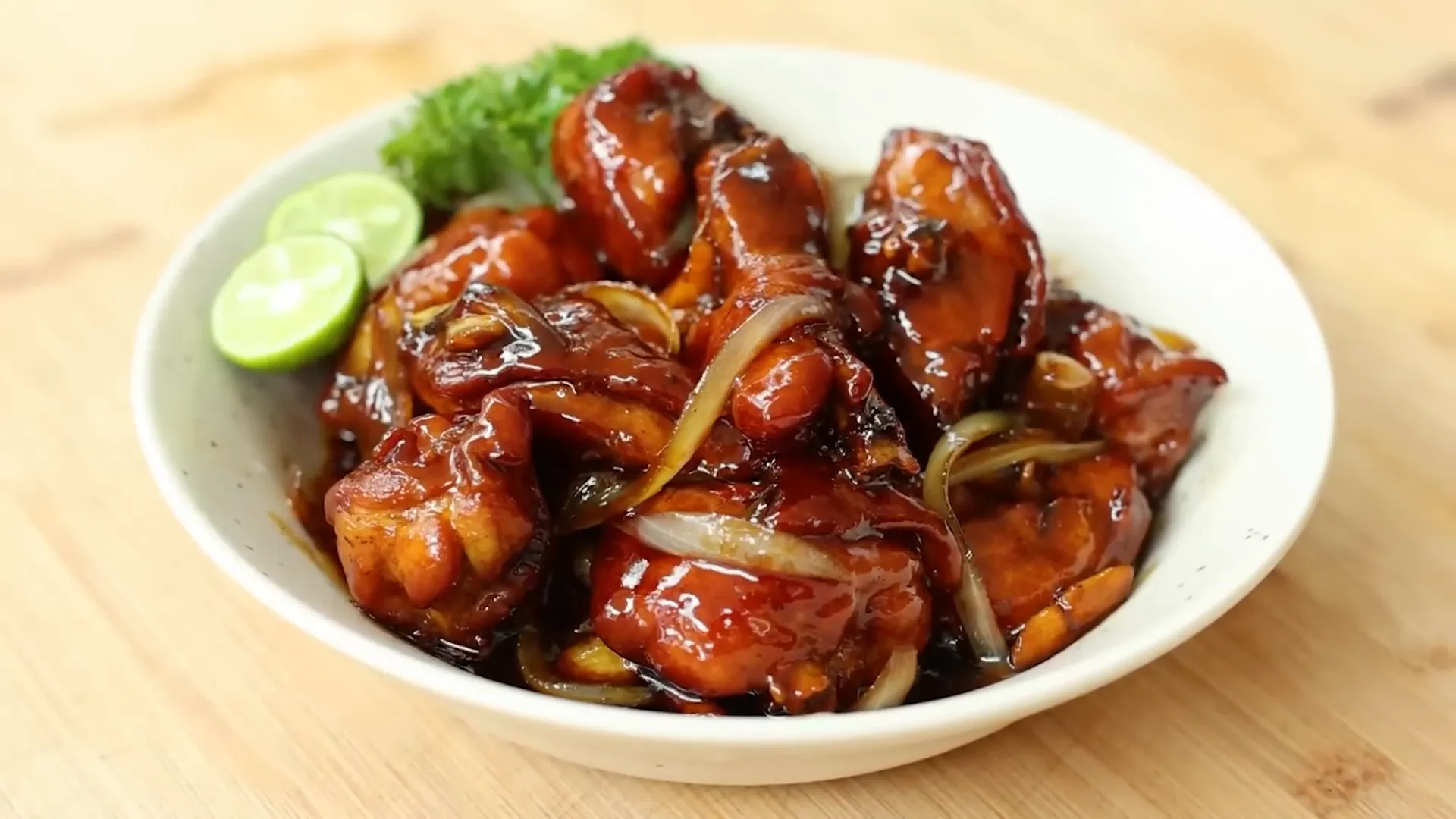 Ayam goreng mentega siap disajikan dengan nasi hangat