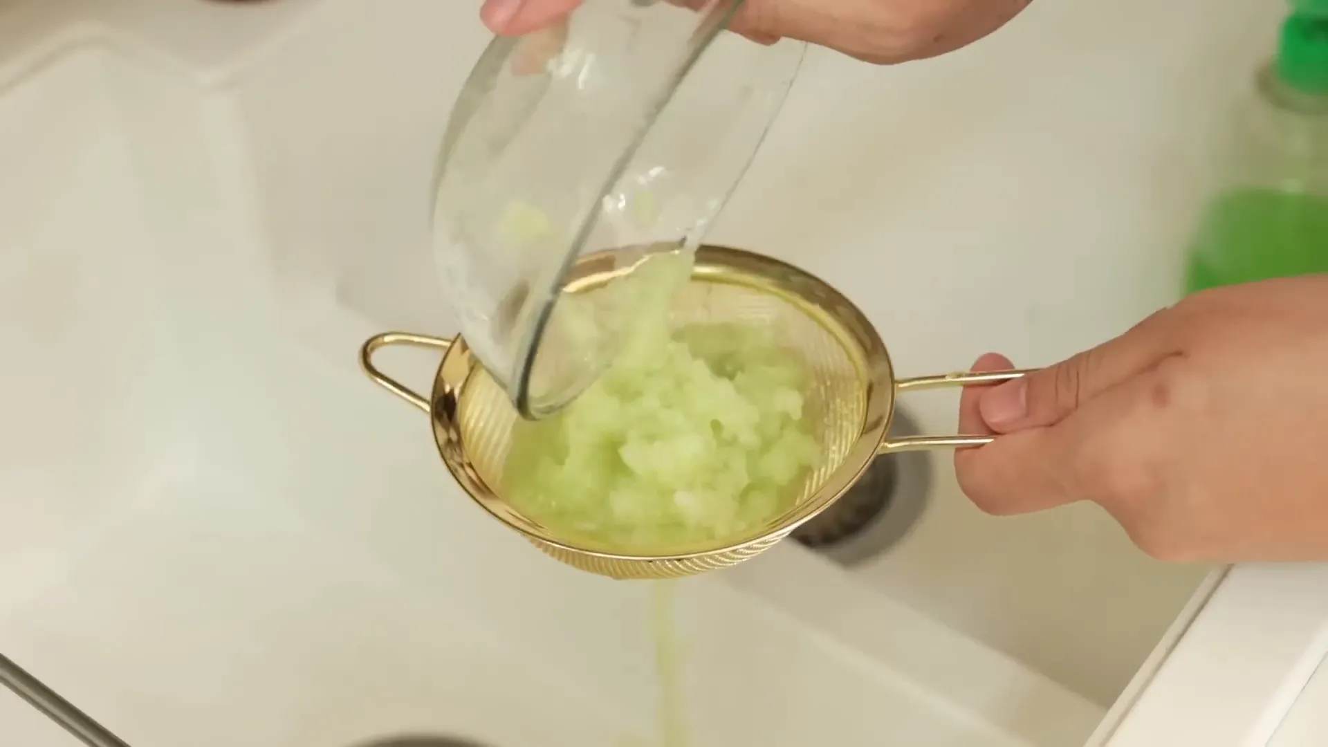 Memarut labu siam dan menumis daun bawang