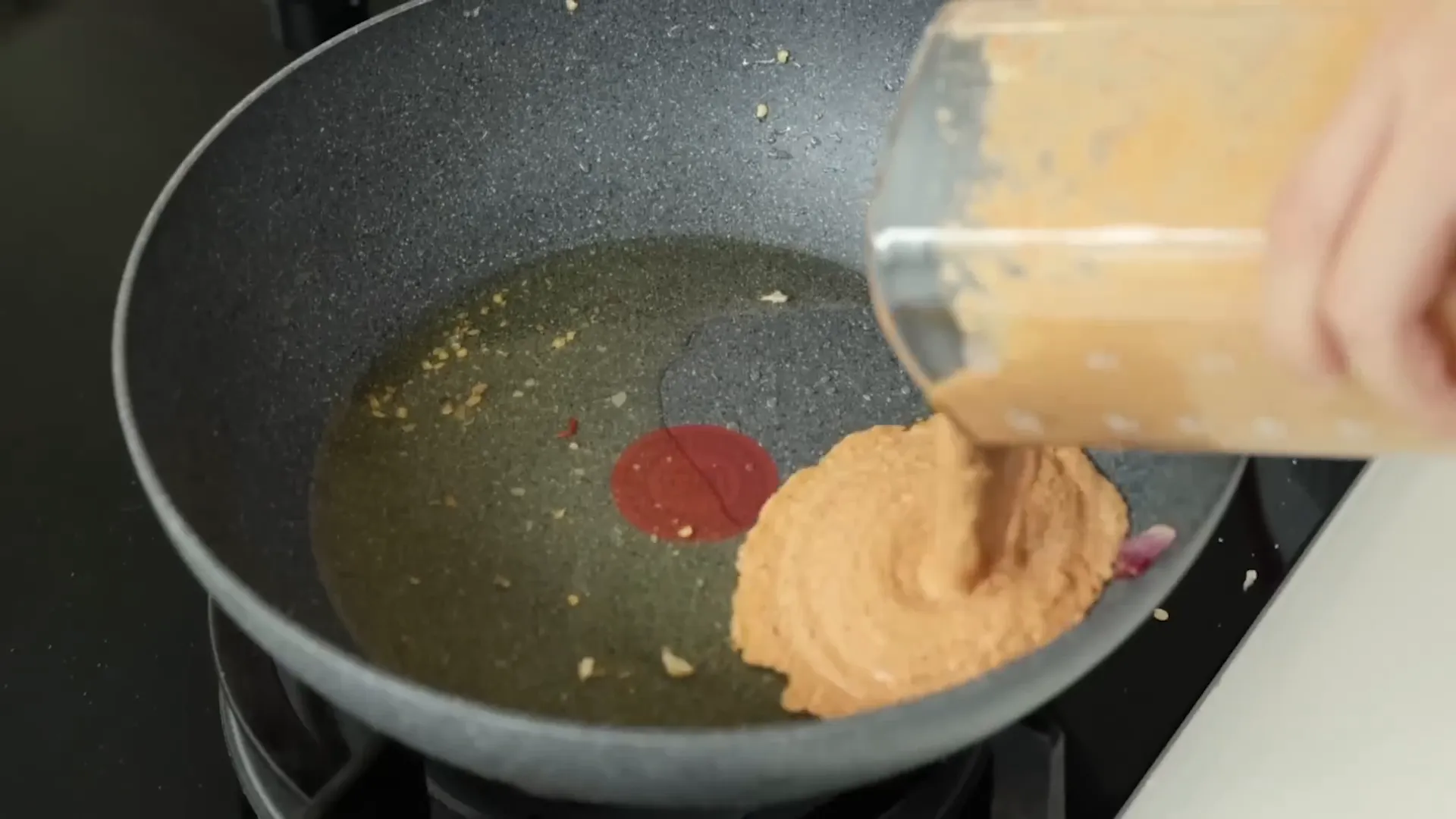 Membuat saus kacang halus dan memasaknya