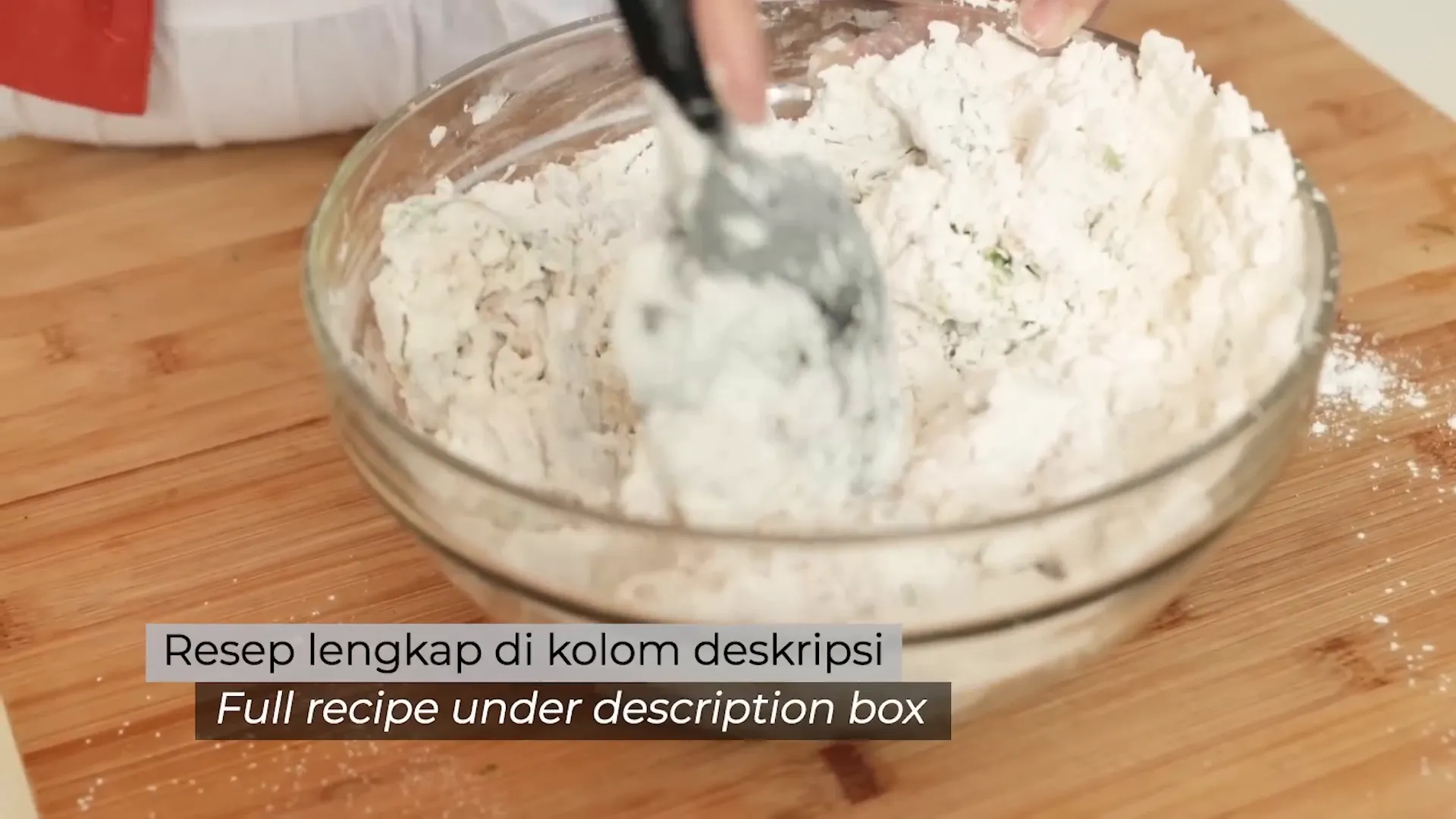 Menggabungkan bahan adonan siomay ayam