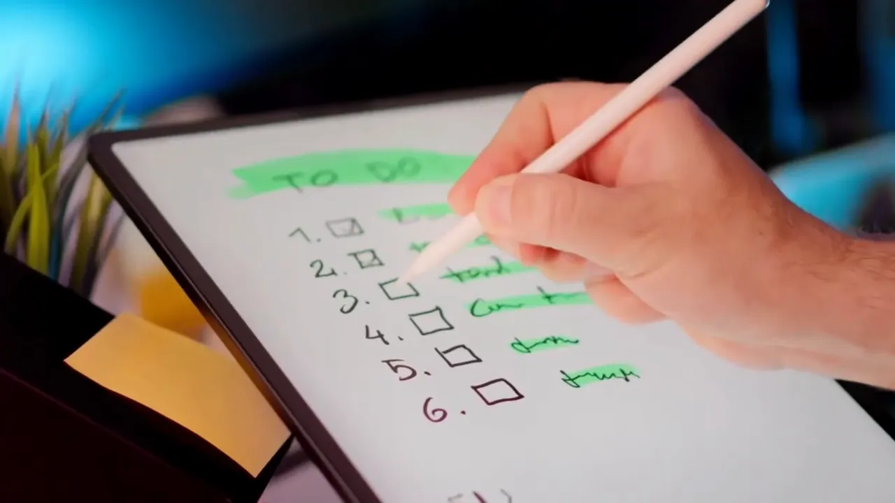 Nahaufnahme: Stift zeichnet Checkboxes auf Tablet-To-Do-Liste