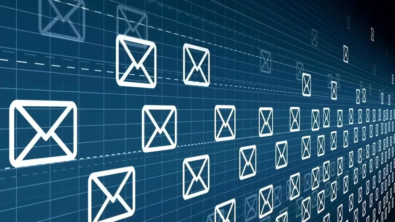 Grafik viele E‑Mail‑Symbole auf dunklem Raster, Darstellung eines Mailstroms