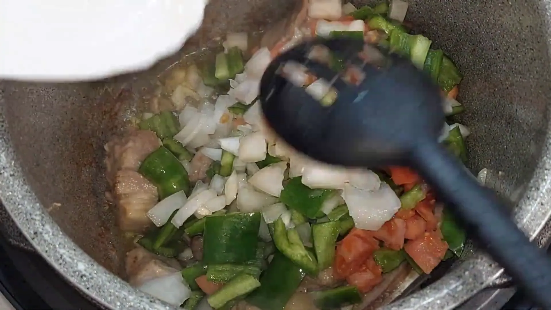 Añadiendo las verduras a la carne