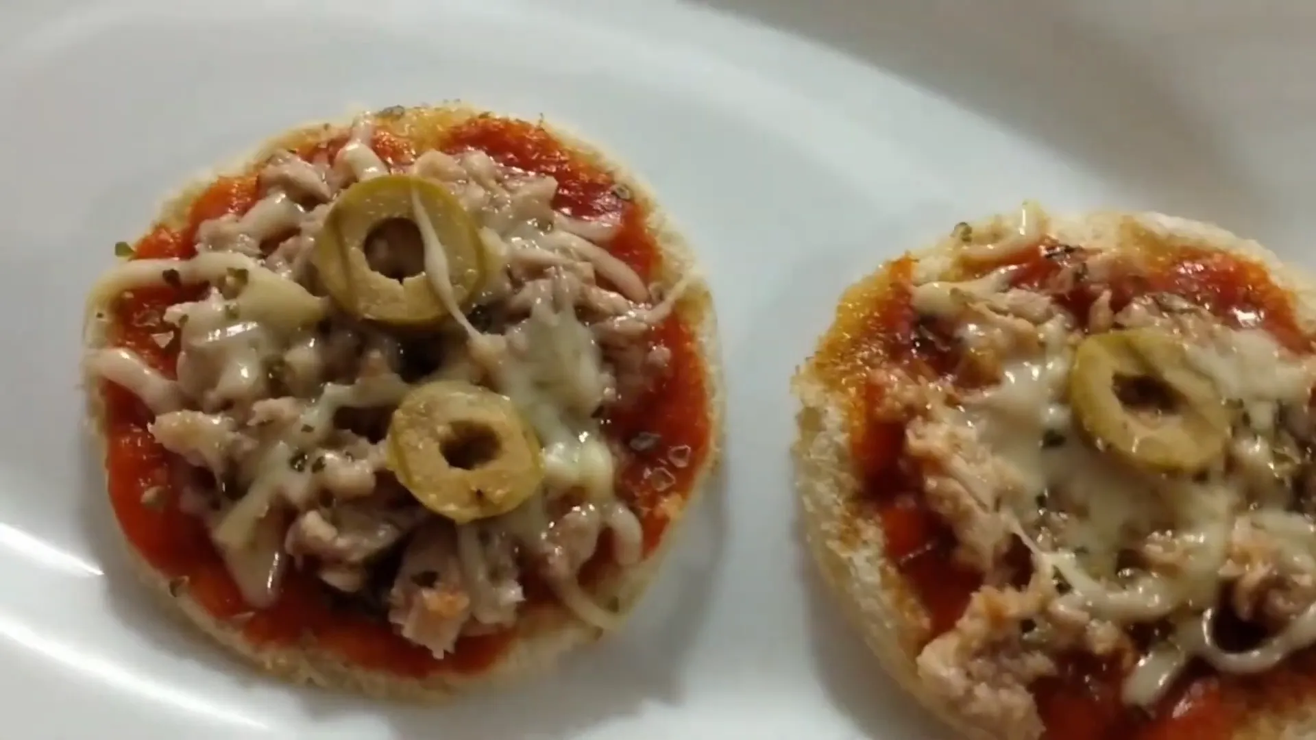 Mini pizzas doradas listas para comer