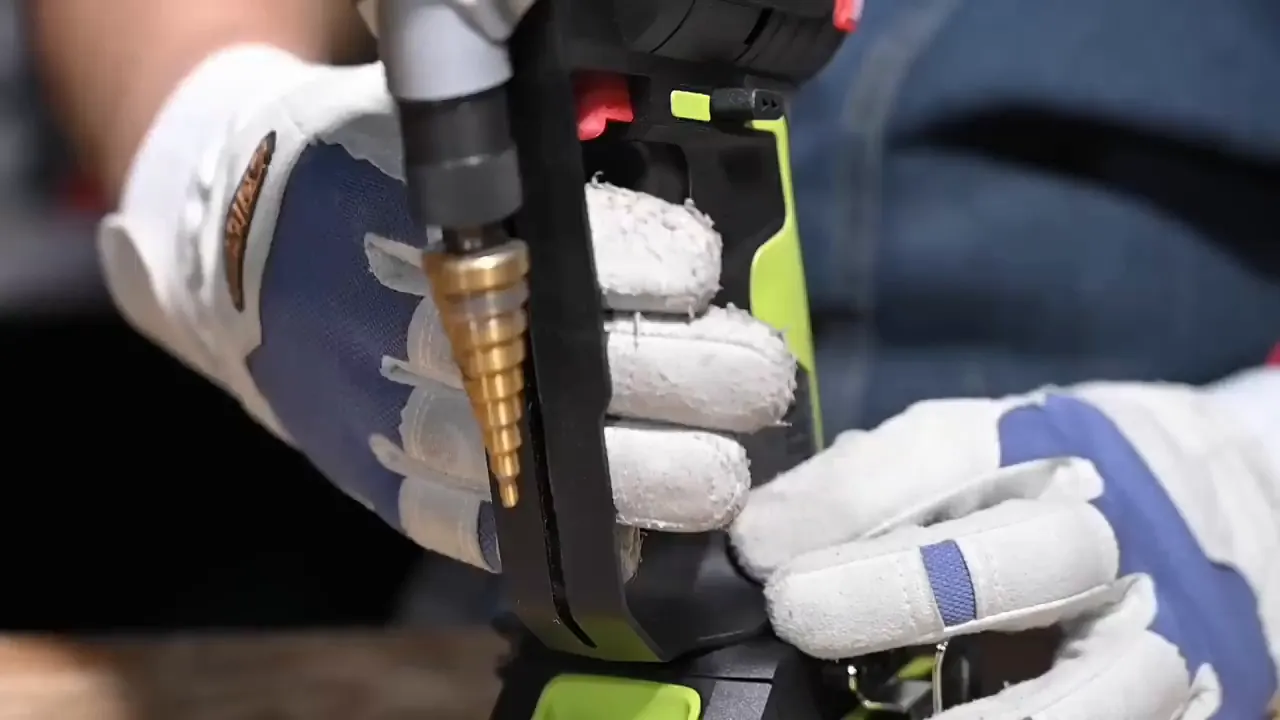 Bảo vệ tay cầm tránh chạm mũi khoan