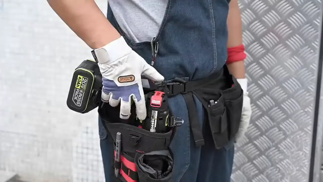 Thợ thường mang nhiều đầu vít và mũi khoan khi đi làm