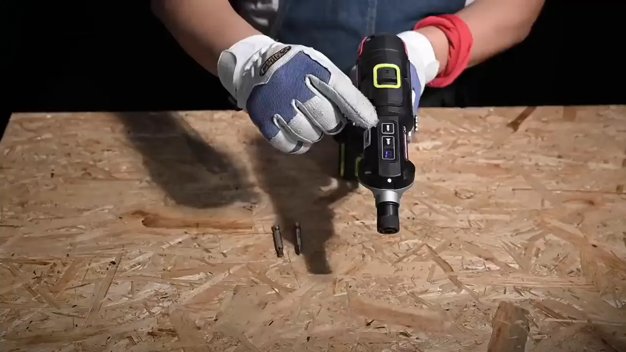 Thân máy WU177 hiện rõ nút tiến lùi và lựa chọn tốc độ