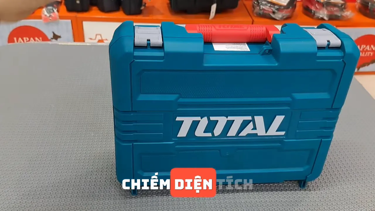 Hộp đựng nhựa Total màu xanh với logo rõ nét