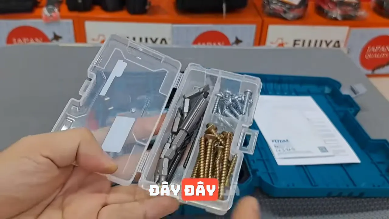 Hộp nhựa mở chứa ốc, mũi khoan và đầu vít kèm theo bộ Total