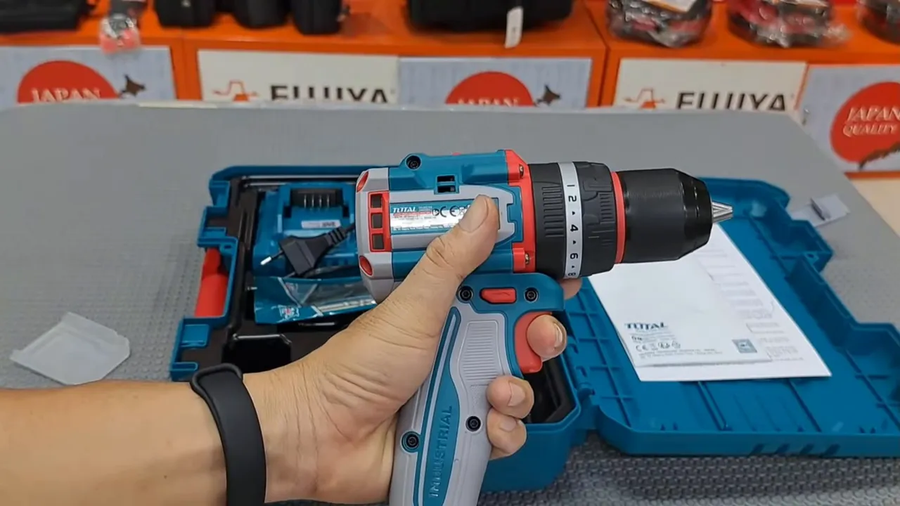 thử máy khoan Total TIDLI20768 với pin 2Ah