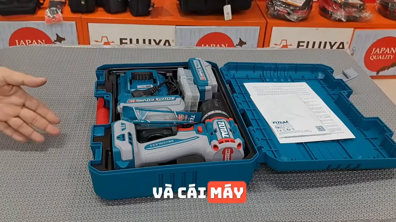 Toàn bộ phụ kiện Total TIDLI20768 trong hộp: máy khoan, pin, bộ sạc và sách hướng dẫn