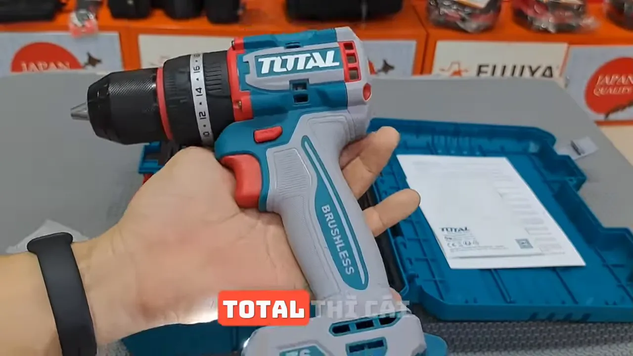 Máy khoan pin Total TIDLI20768 nhìn nghiêng, logo TOTAL và chữ BRUSHLESS rõ nét