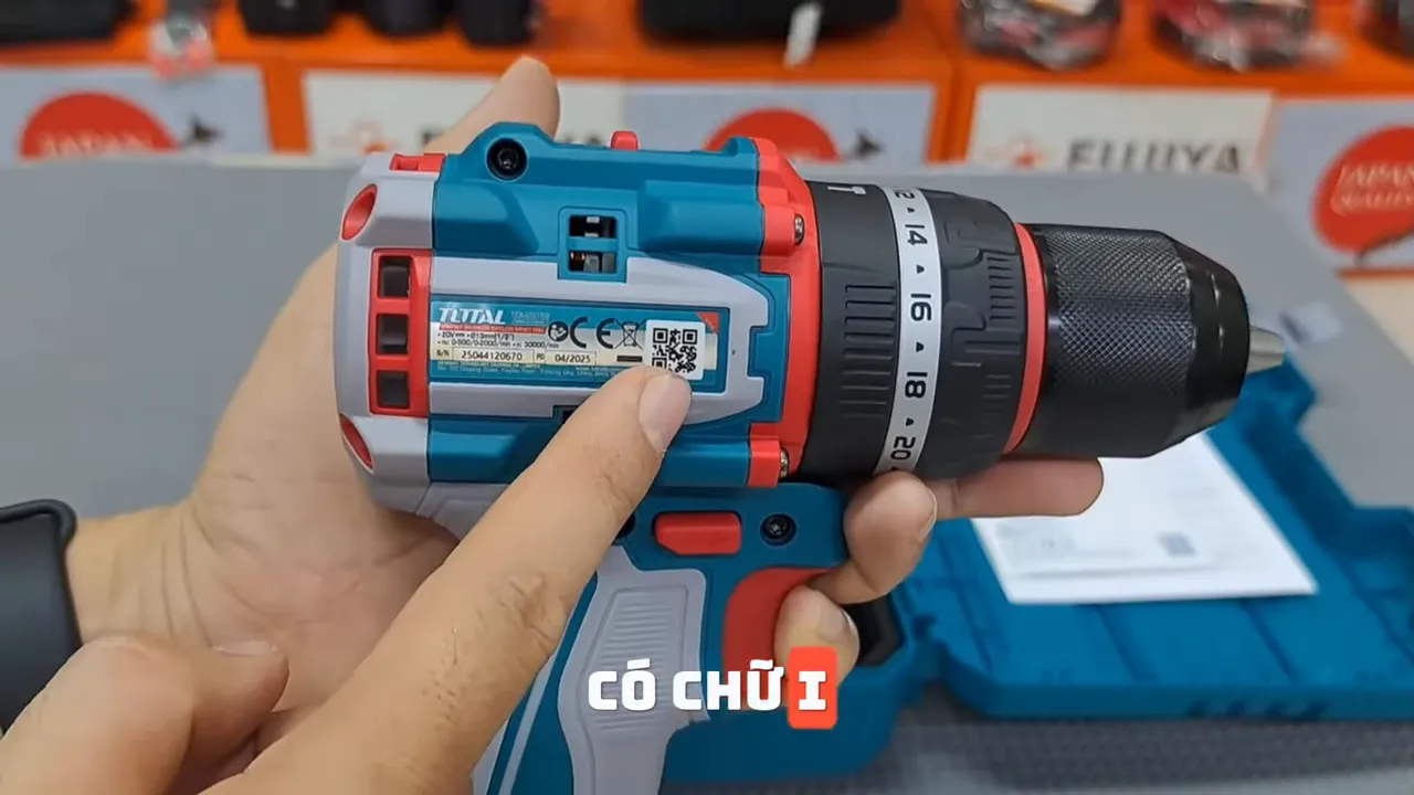 Cận cảnh nhãn có chữ I trên Total TIDLI20768, cho biết đây là bản có búa, cùng phần vỏ cao su