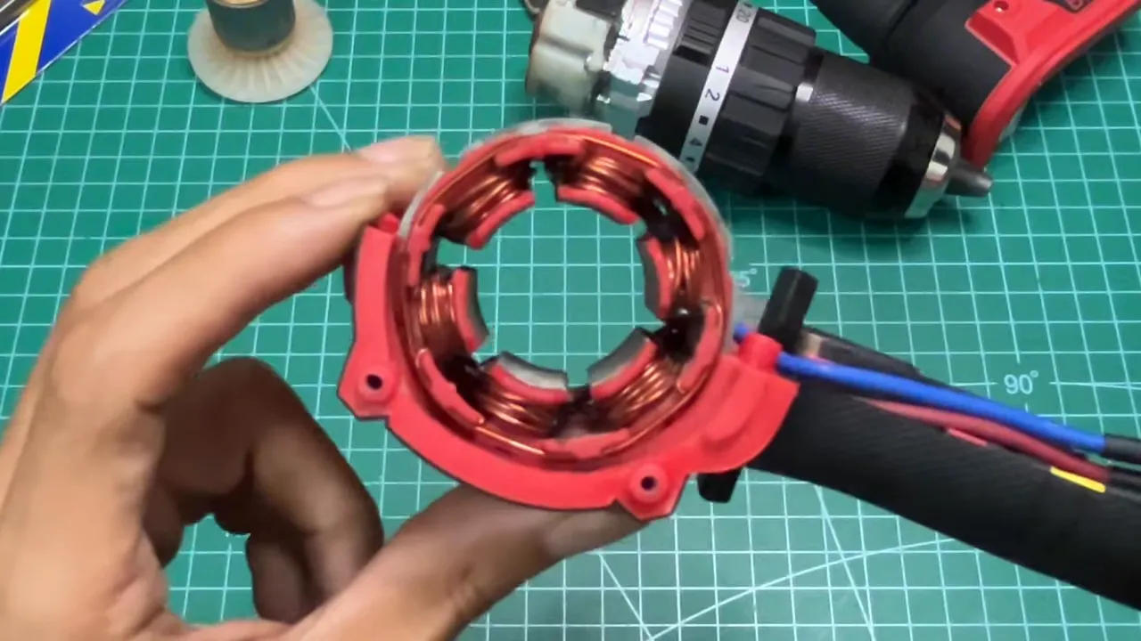 Rotor và cuộn dây bên trong