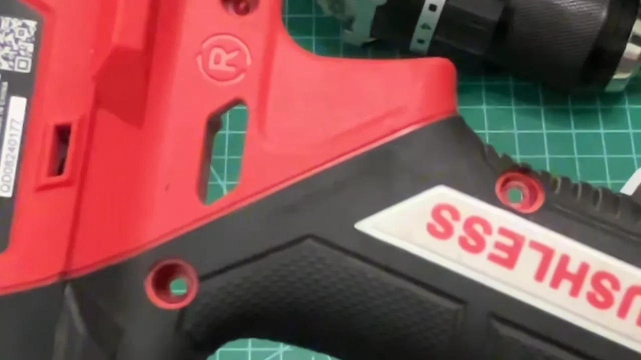 Cơ cấu giảm chấn giữa pin và thân máy