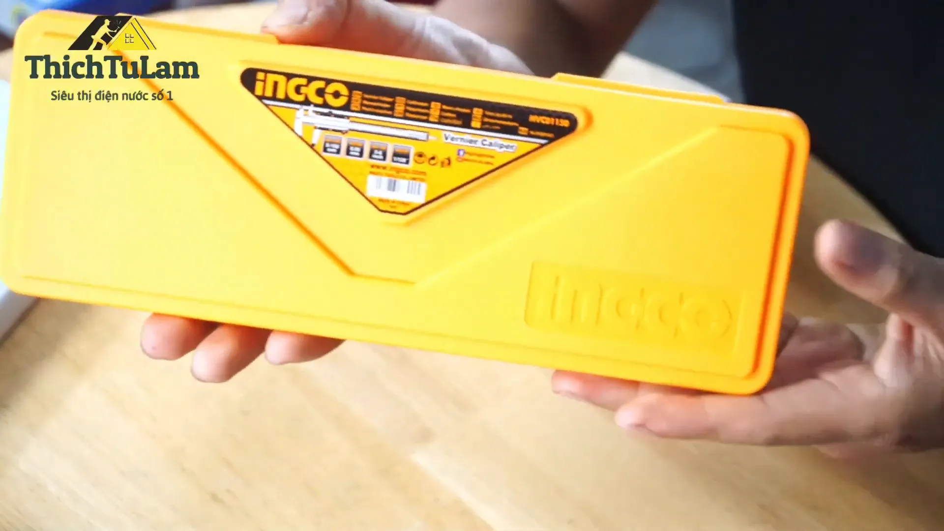 Hộp thước cặp INGCO HVC01200