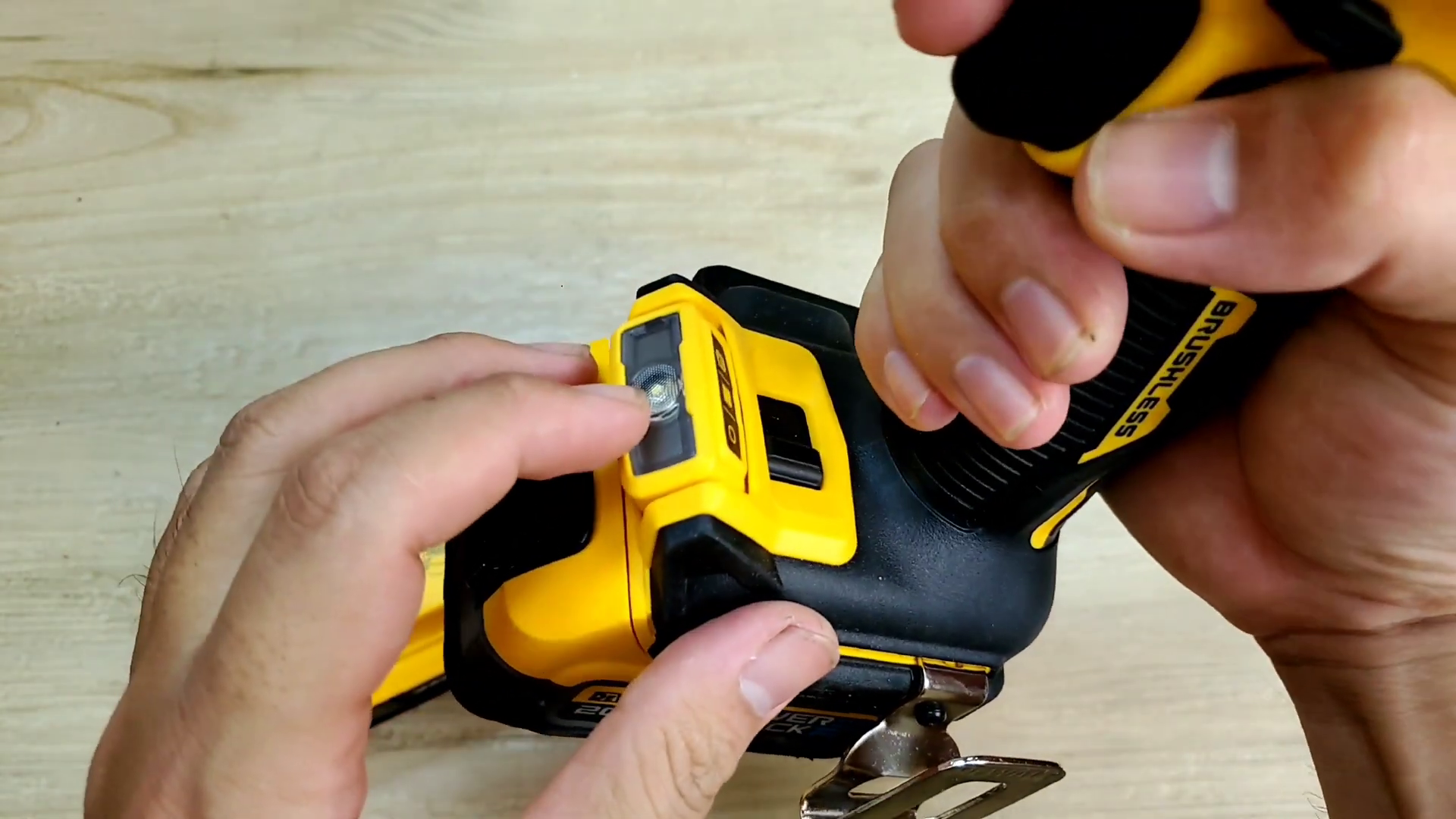 Hệ thống đèn LED thông minh trên máy khoan DEWALT DCD805