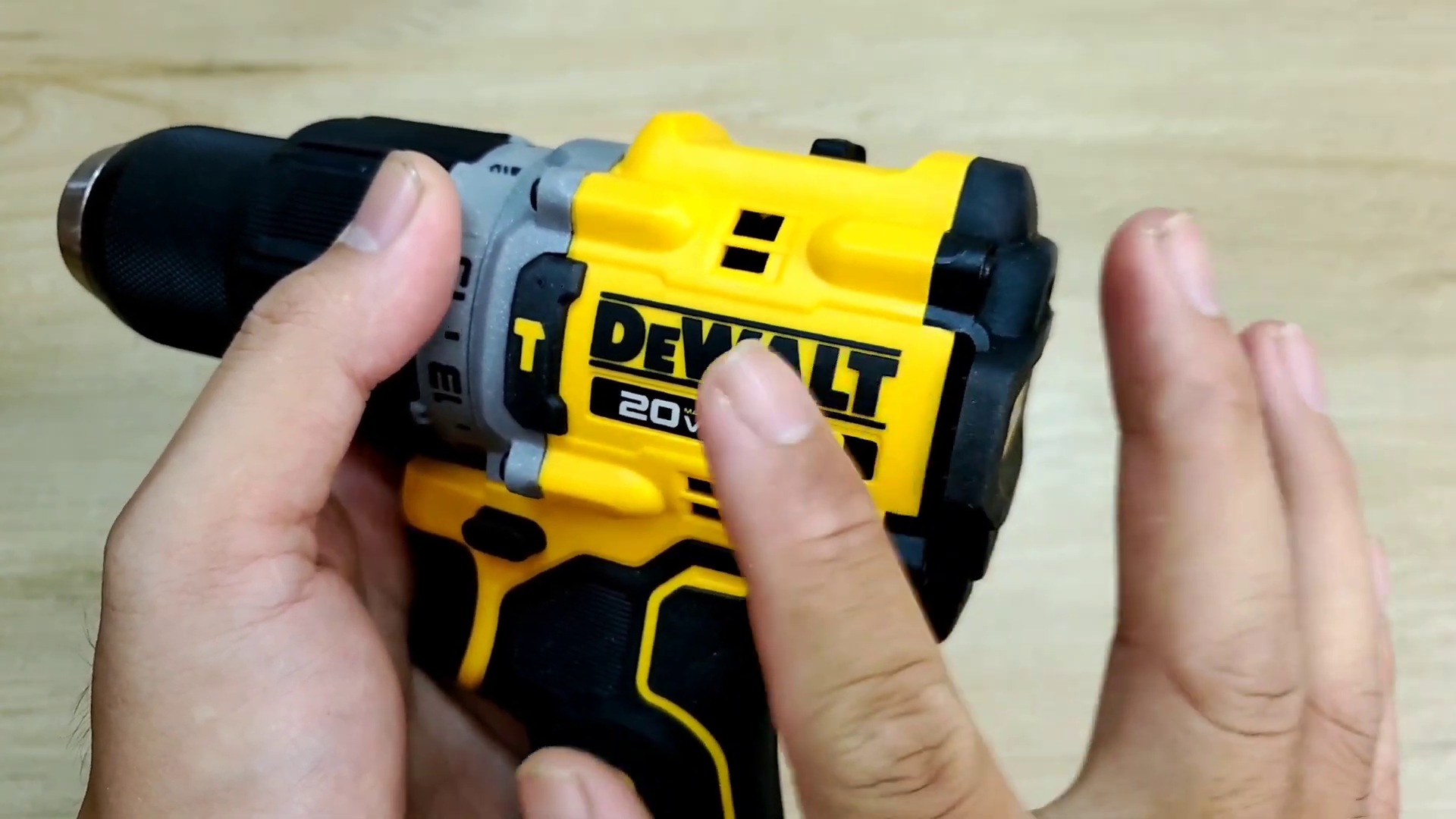 Thiết kế hiện đại của máy khoan DEWALT DCD805