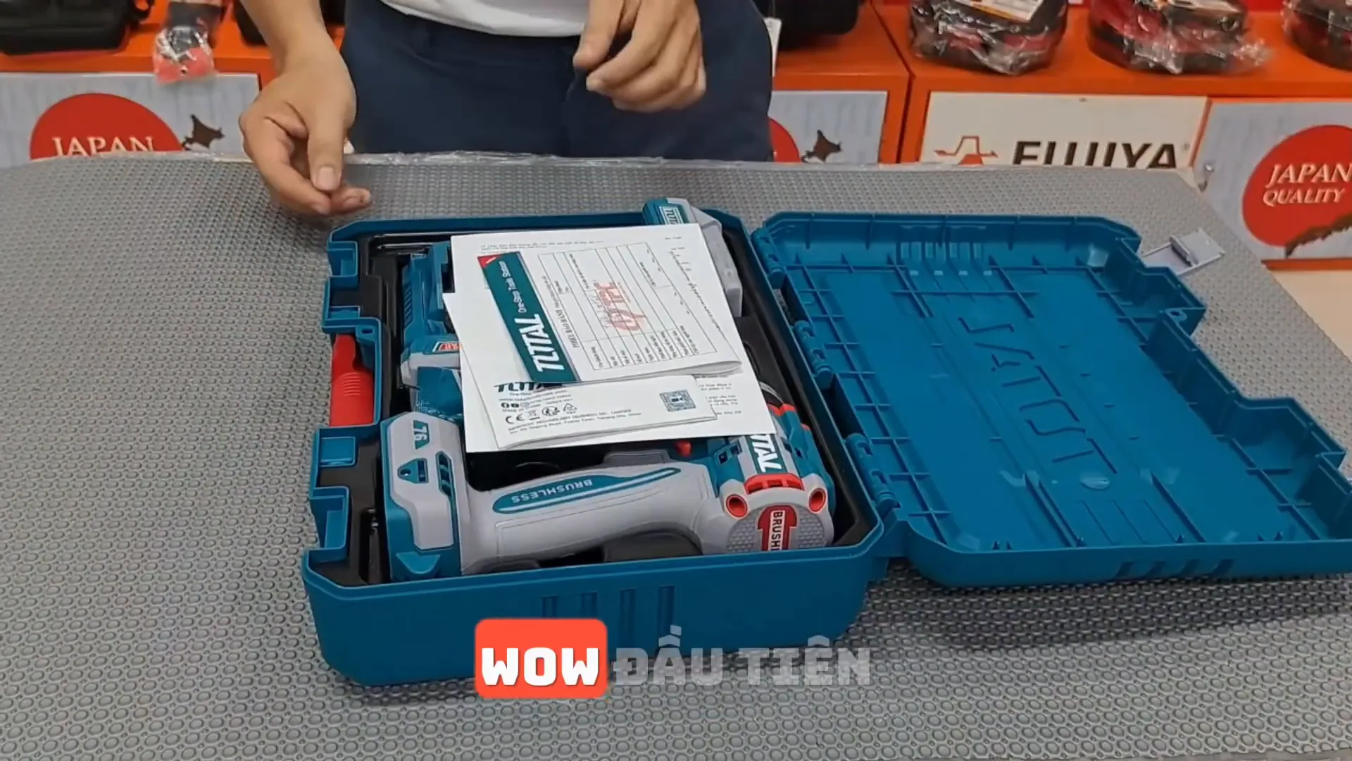 Mở hộp bộ máy khoan pin Total TIDLI20768