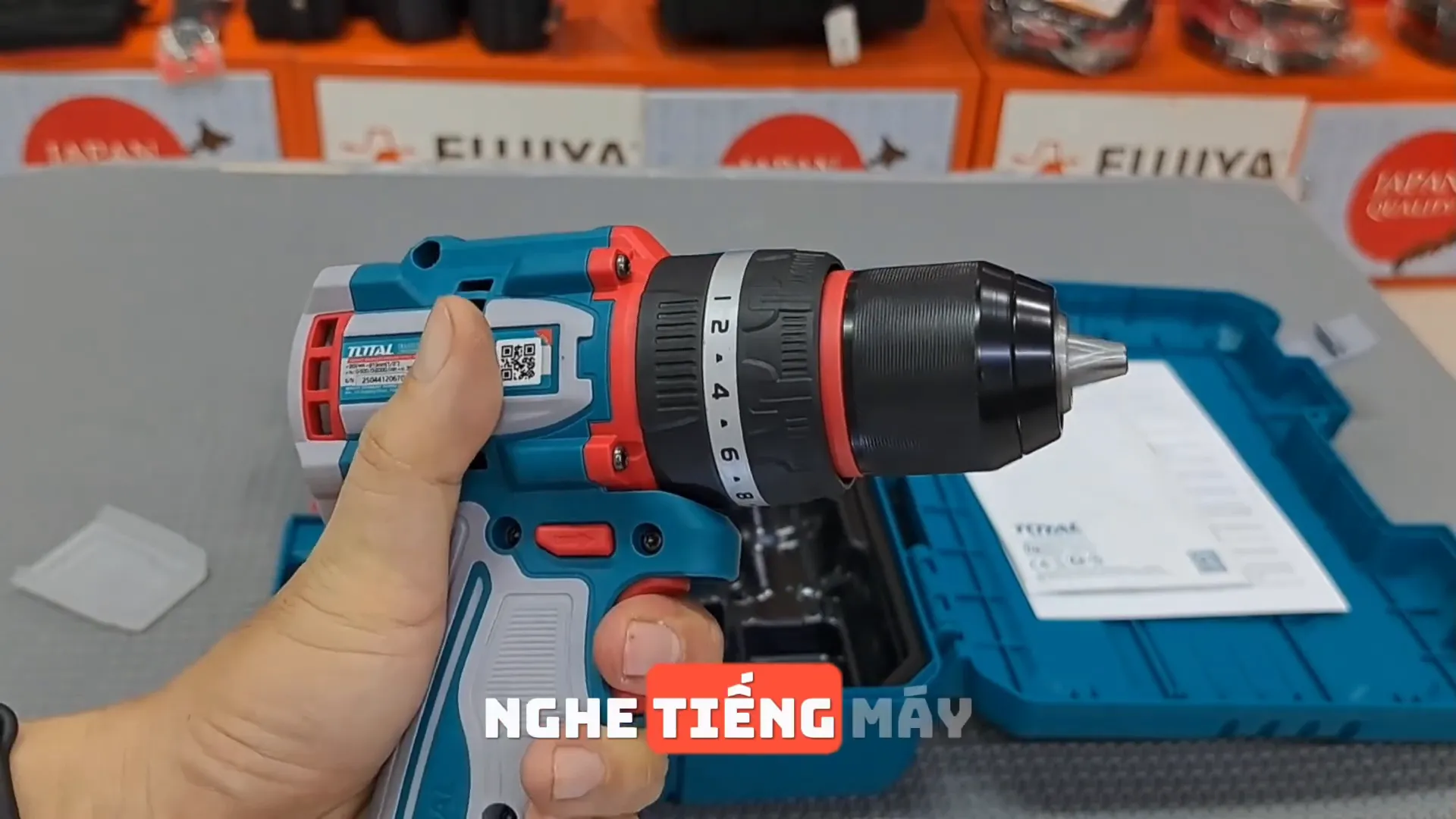 Máy khoan hoạt động với âm thanh mạnh mẽ