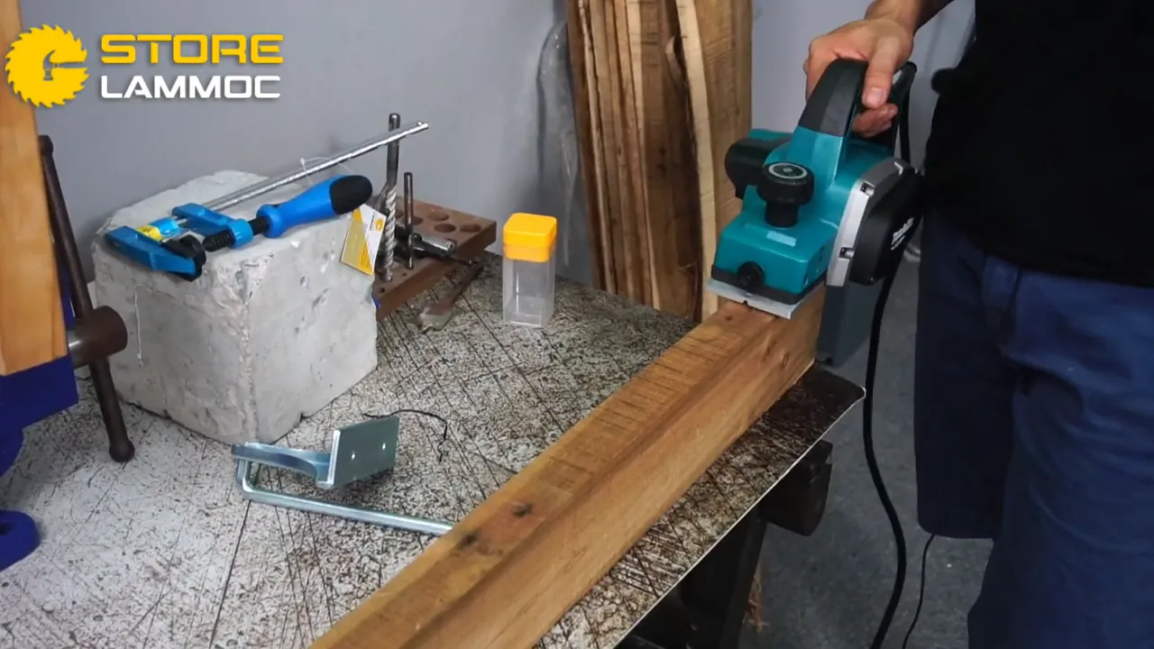 Máy đang chạy — nghe tiếng động mượt, bào gỗ mịn