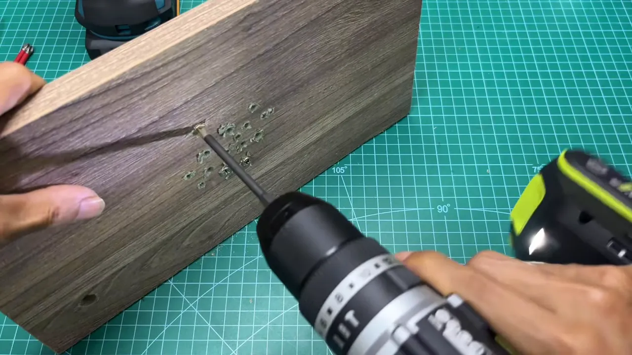 Khoan gạch bằng chế độ búa với mũi Makita