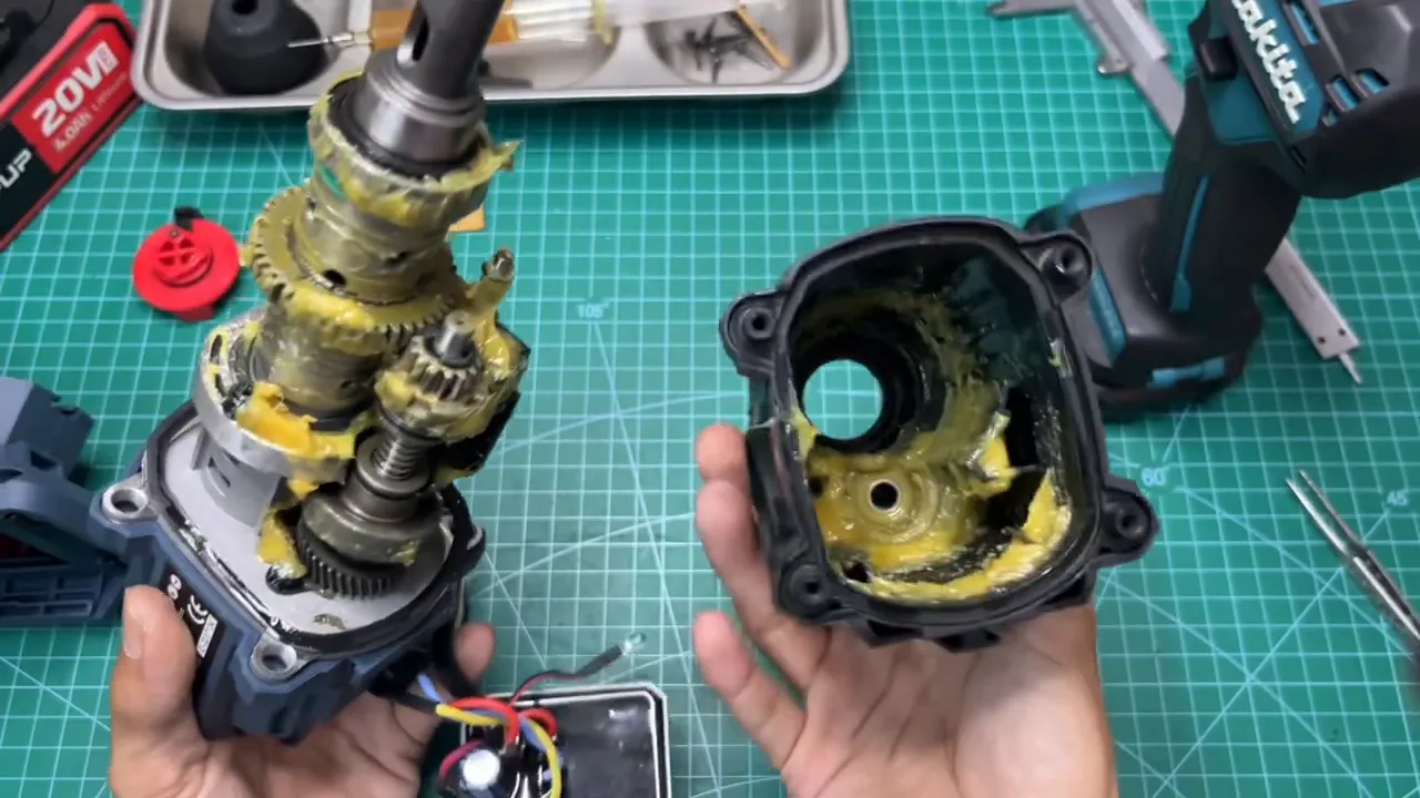 Mở nắp và kiểm tra cụm bên trong của máy