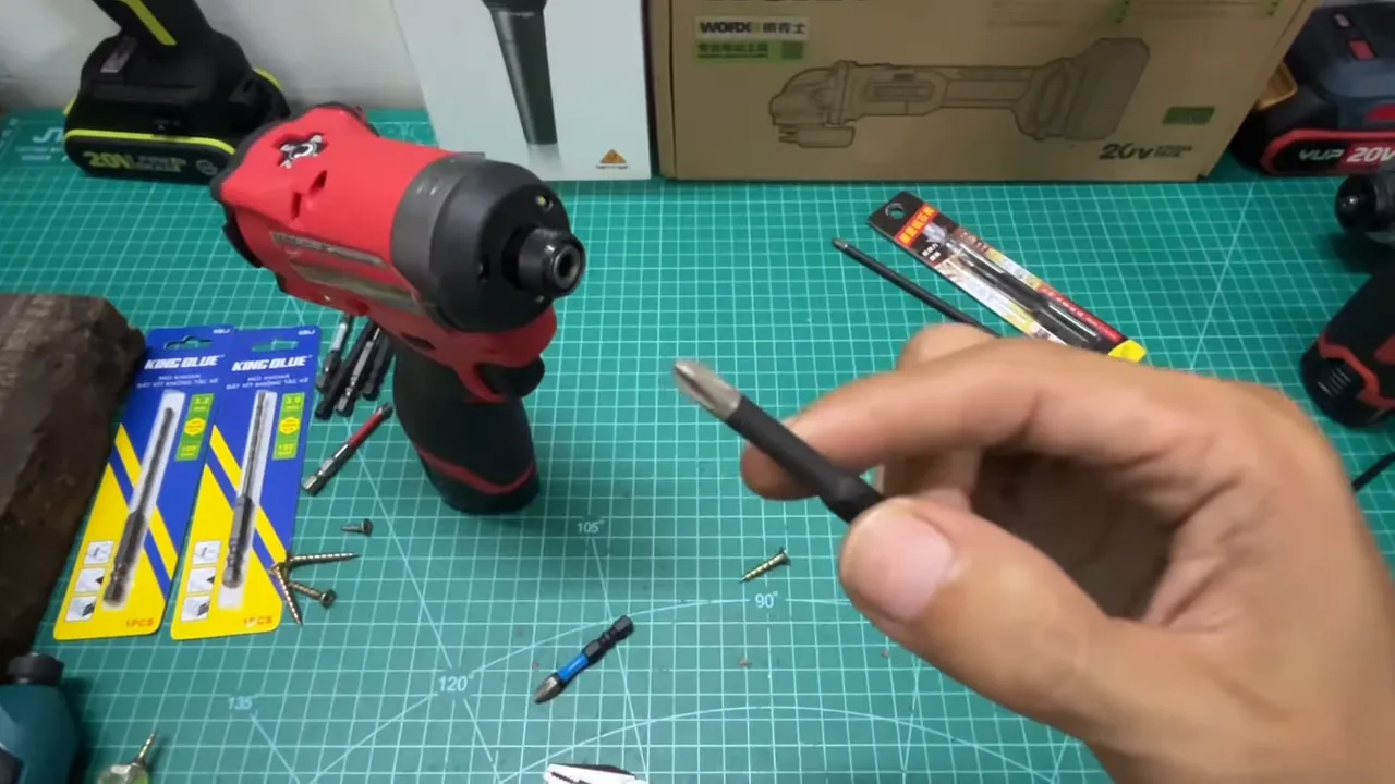 Thử gắn vít vào mũi Hanputun, vít bám rất chặt