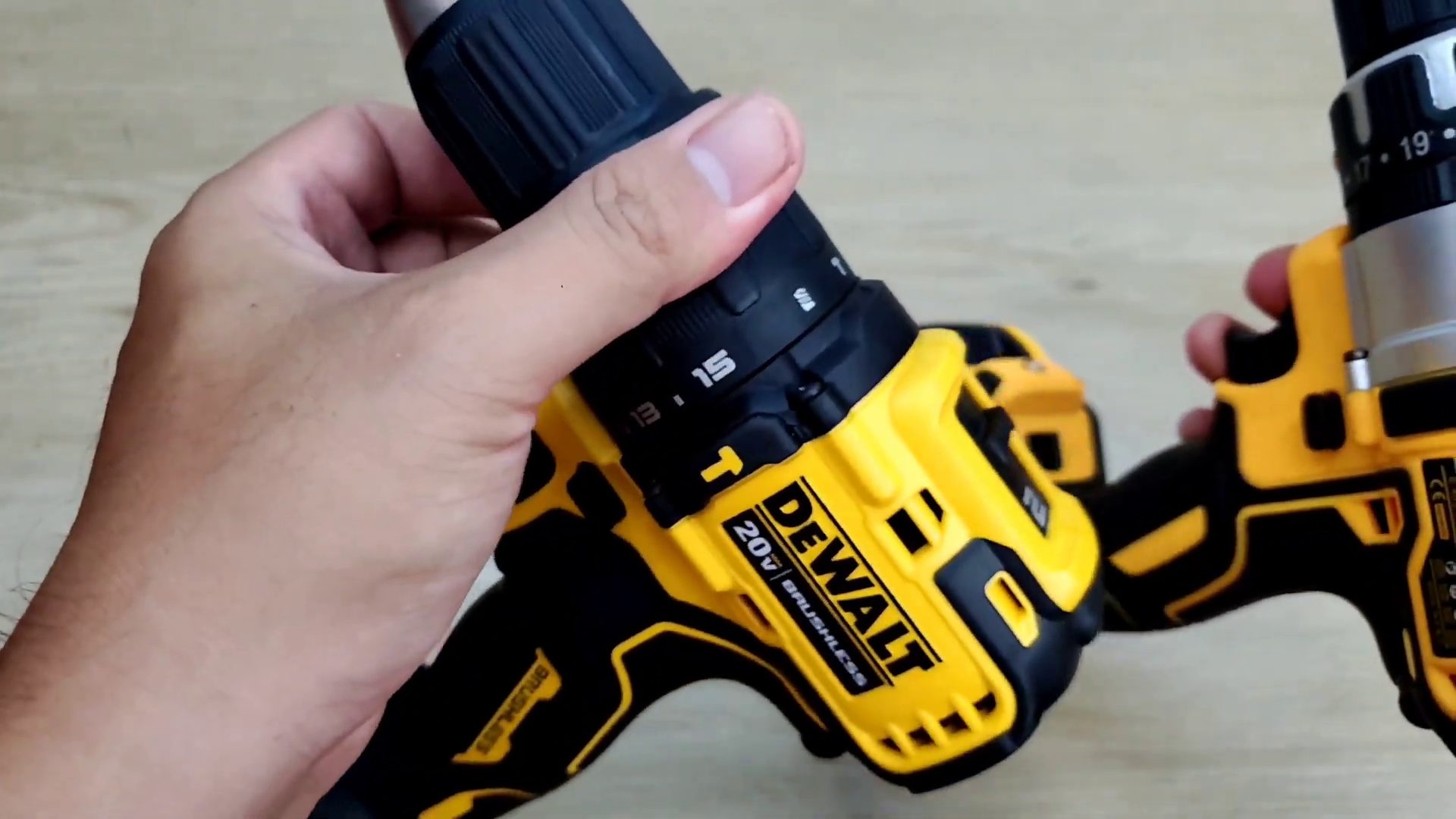 Tổng quan về thiết kế của hai mẫu máy khoan pin DEWALT