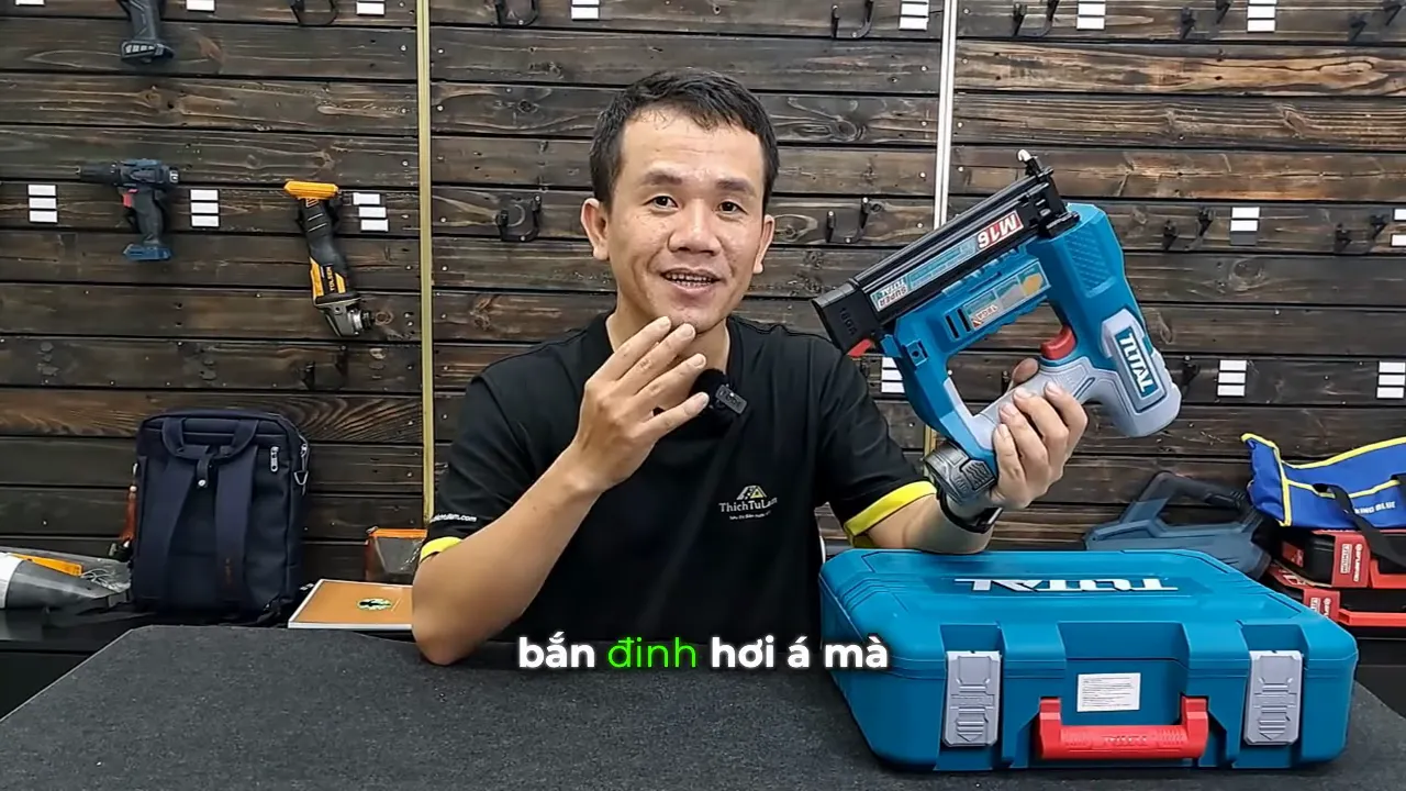 Total TCBNLI2038 hiển thị rõ bình tích hơi, thân máy và thùng đựng