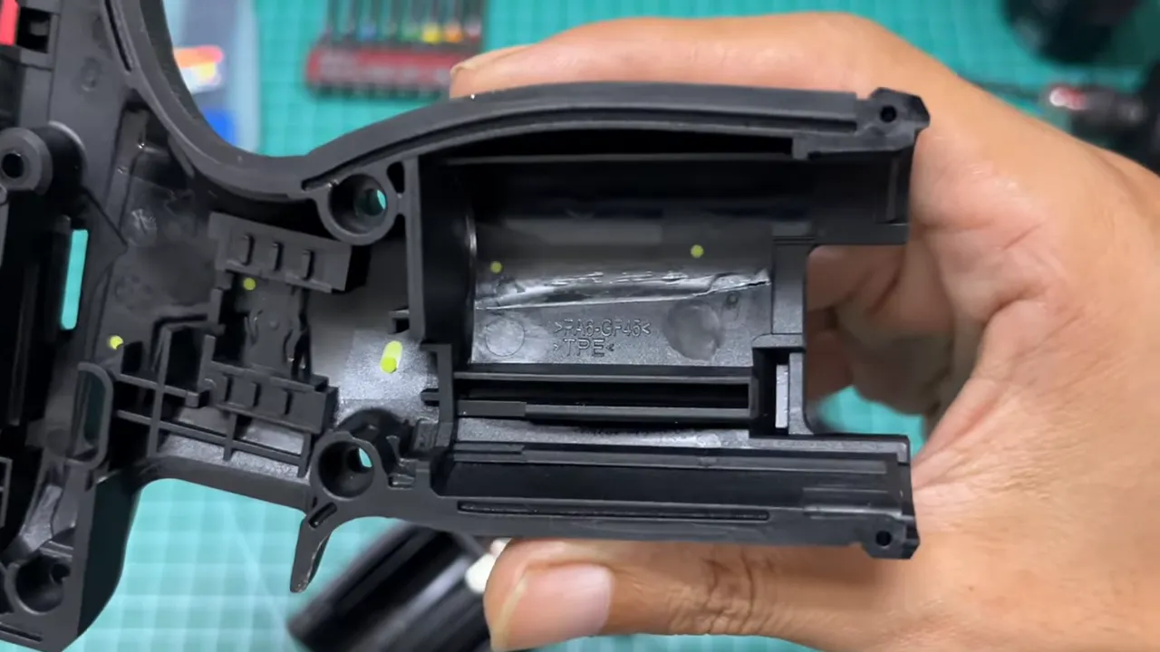 Cận cảnh chi tiết khoang bên trong Worx WU138, mô tả vị trí lắp cụm búa dầu và các rãnh định vị