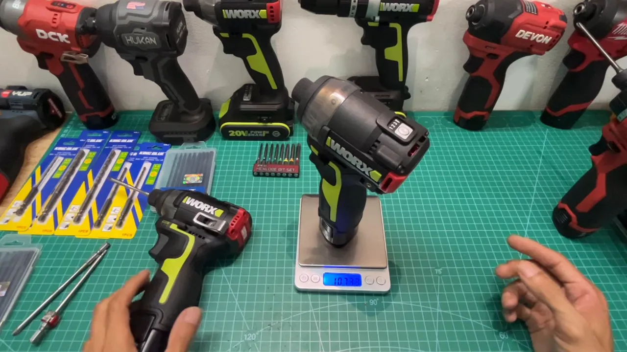 Worx WU138 đặt trên cân điện tử hiển thị khoảng 1.077 kg