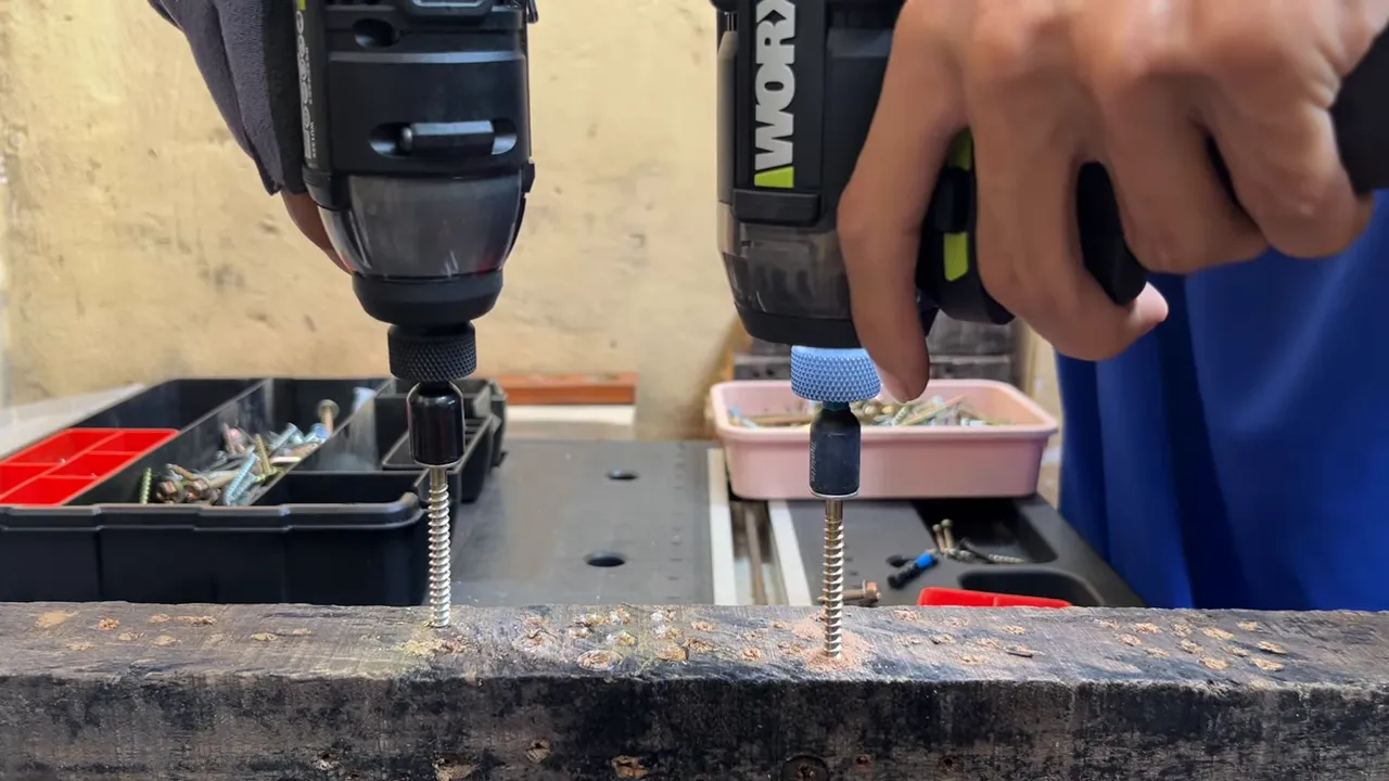 WU138 bên phải và W132X bên trái đang vặn ốc song song vào khúc gỗ, thể hiện tốc độ và độ chìm.