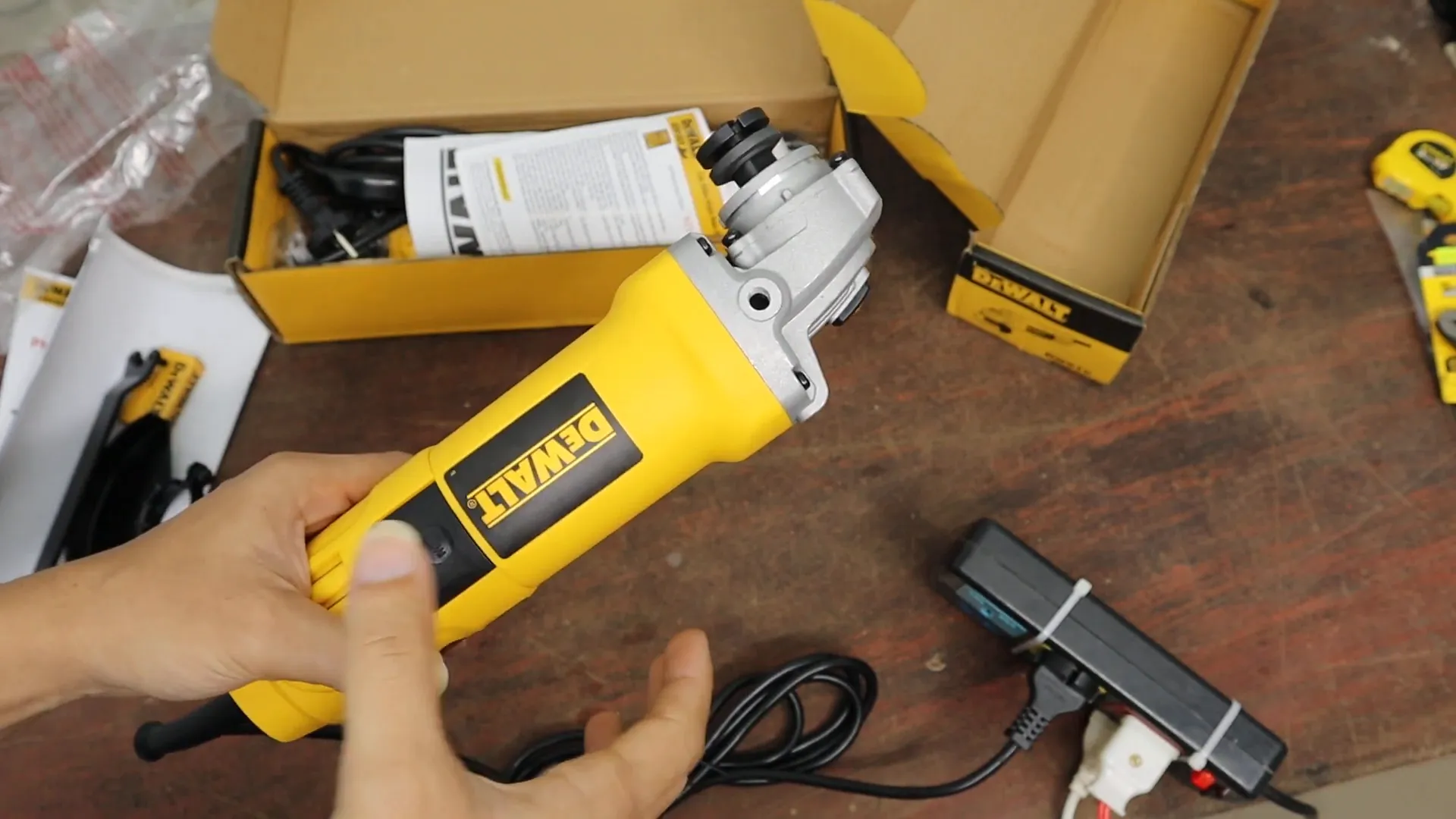 Cận cảnh công tắc máy mài góc Dewalt
