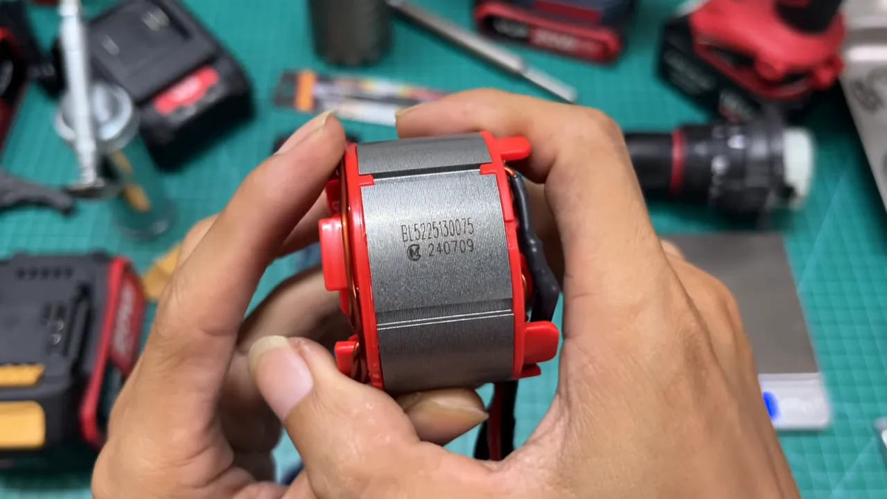 Cuộn dây được bọc keo silicon, in thông số rõ ràng