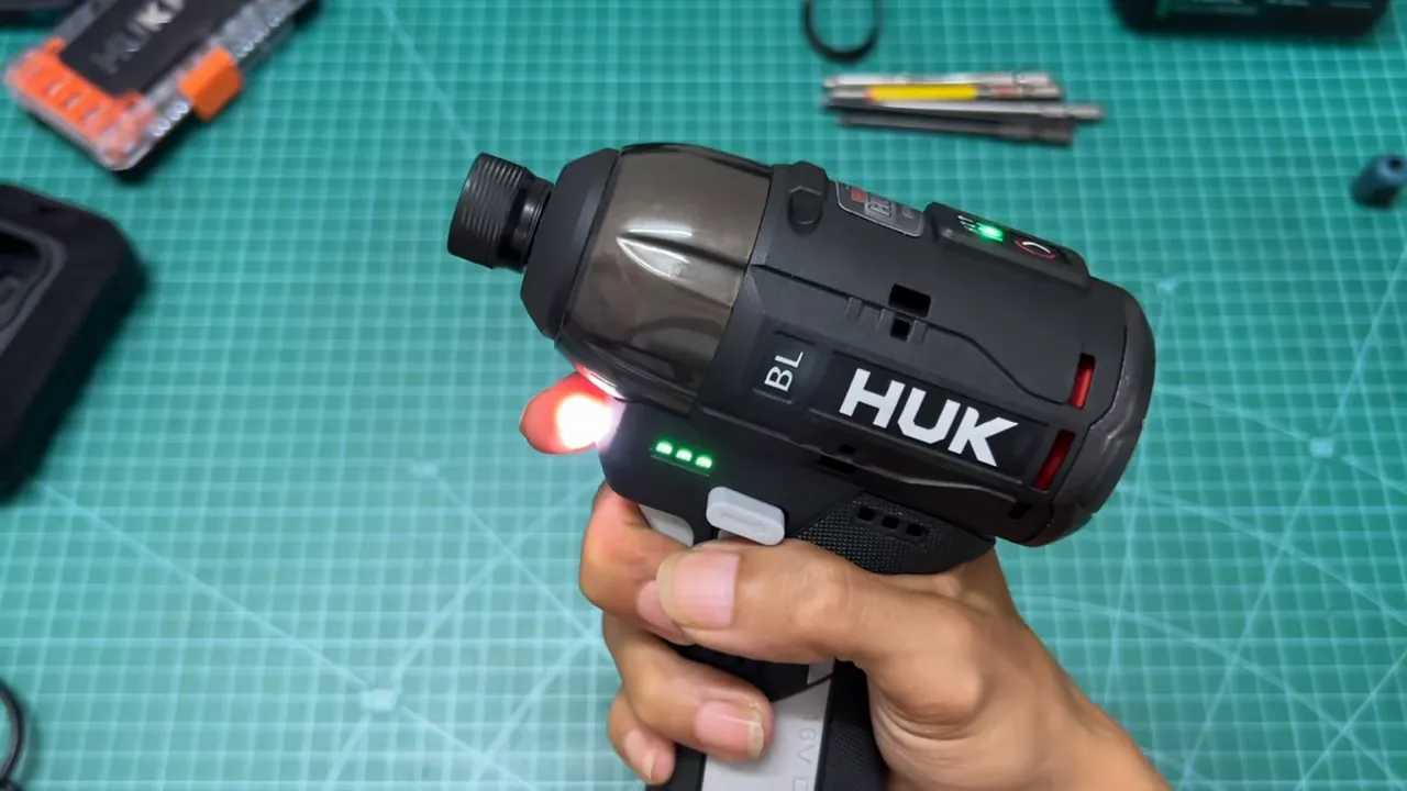 Hucan Gen3 đang bật đèn và người cầm kéo cò nhẹ, minh họa chế độ hỗ trợ vít gỗ