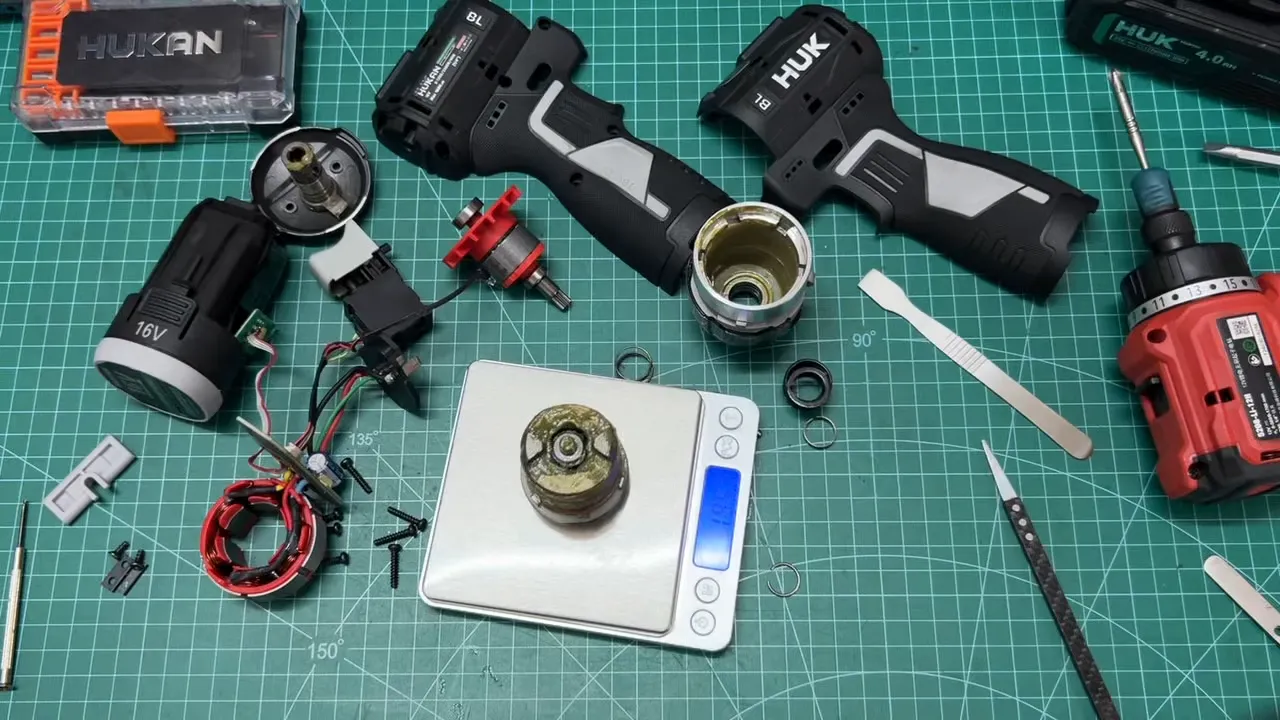 Các chi tiết Hucan Gen3 tháo rời đặt trên thảm cắt, cụm hộp búa trên cân hiển thị trọng lượng