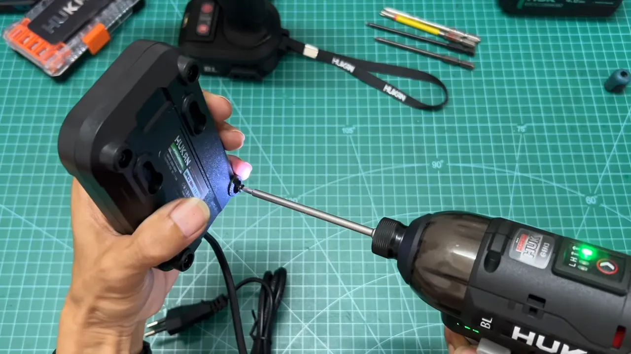 Cận cảnh Hucan Gen 3 được cầm và thử cò, đèn LED trạng thái sáng