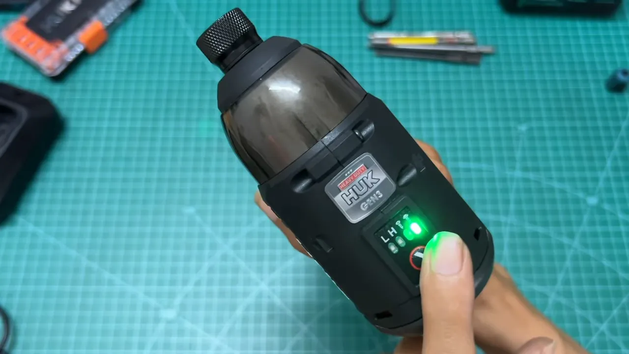 Hucan Gen3 bảng chọn chế độ với đèn LED xanh và ngón tay nhấn