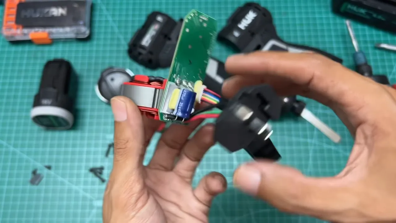 Bo mach va linh kien ben trong Hucan Gen3